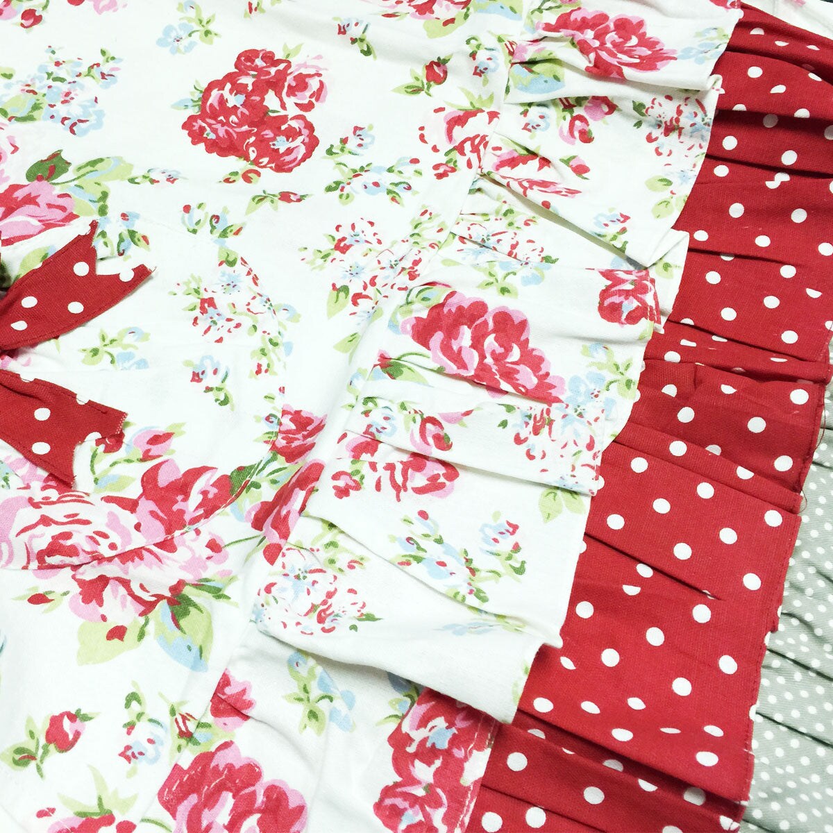 Wrapables Ruffles and Roses Apron for Baking, Cooking & Crafts, Adult