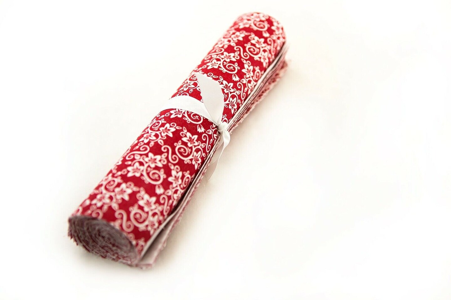 Red &#x26; White Basics 10&#x22; Cotton Layer Cake Quilt Kit
