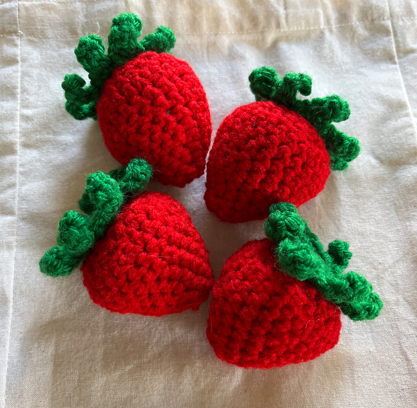 工芸品 strawberrymixpie Crocheted Strawberries | MakerPlace by Michaels