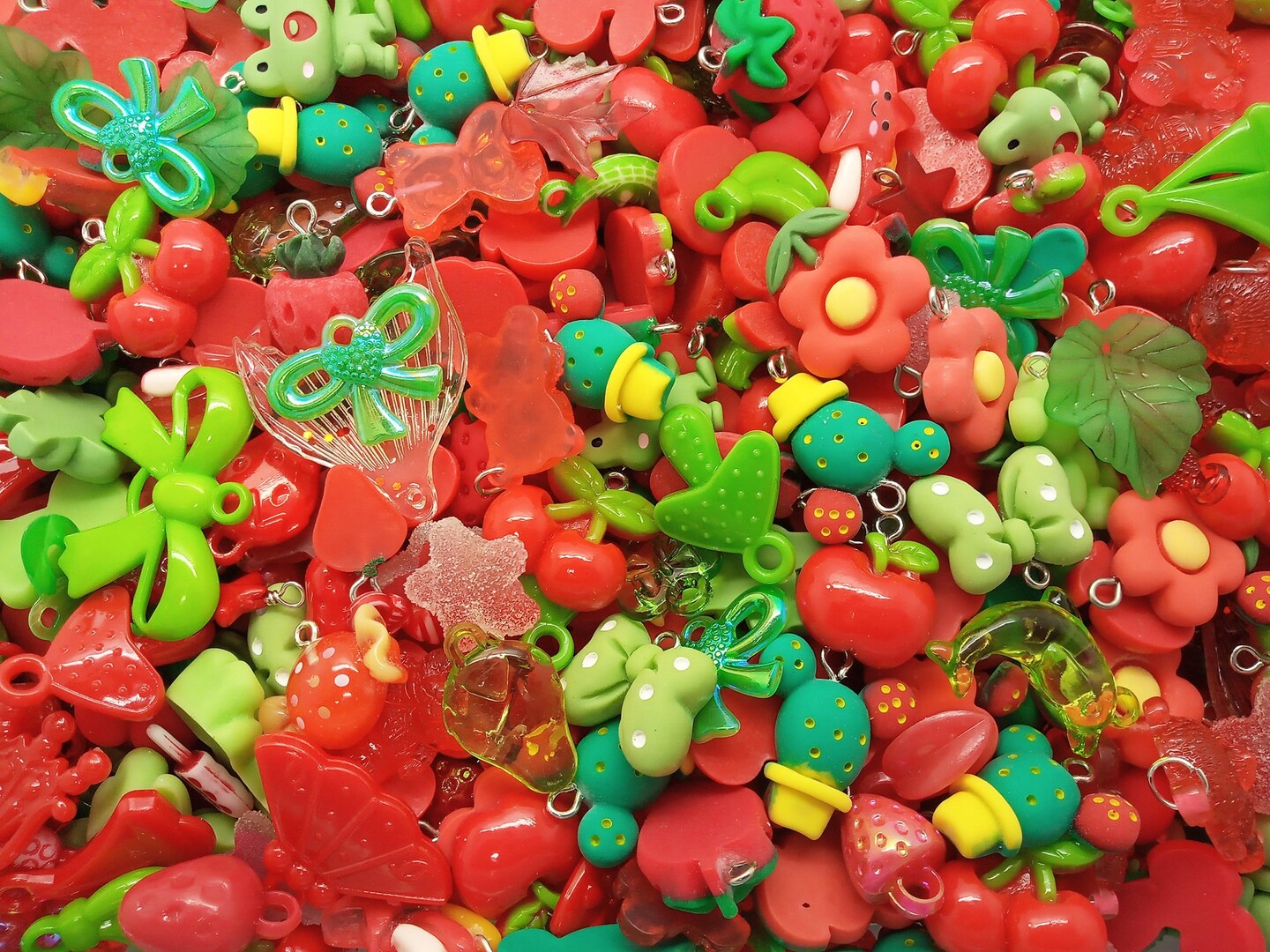 Cute Charm Mix in Red &#x26; Green, 30 pieces, Christmas Resin and Acrylic Mix, Adorabilities