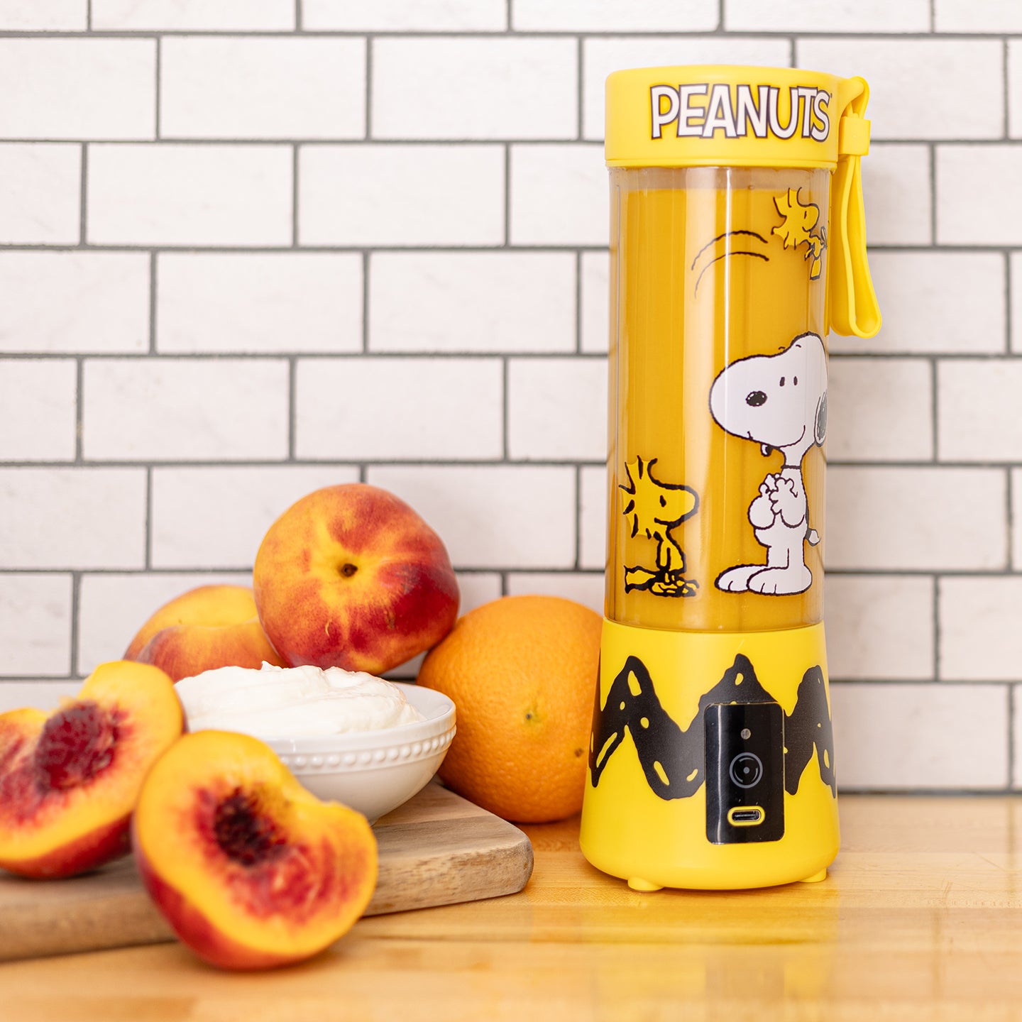 Uncanny Brands Peanuts Snoopy &#x26; Woodstock USB-Rechargeable Portable Blender