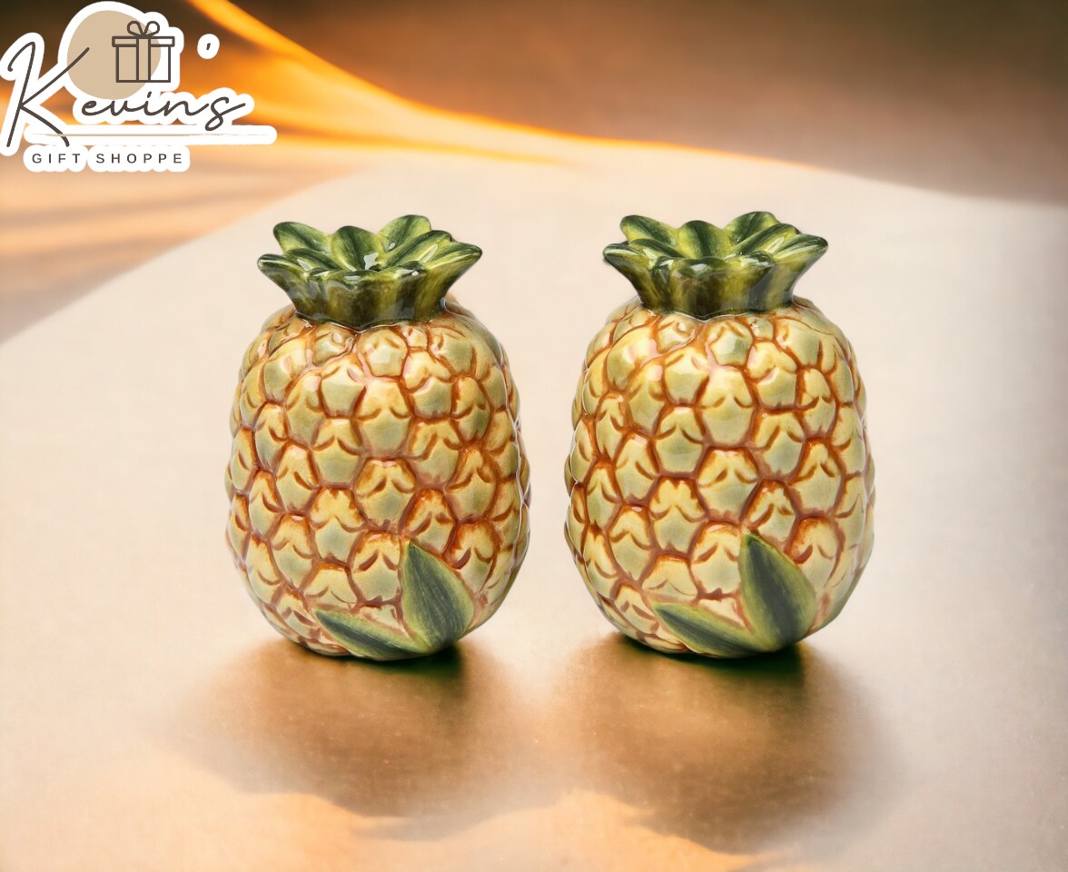 Hand Painted Ceramic Pineapple Salt &#x26; Pepper Shakers, Home D&#xE9;cor, Gift for Her, Gift for Mom, Kitchen D&#xE9;cor, Summer Decor