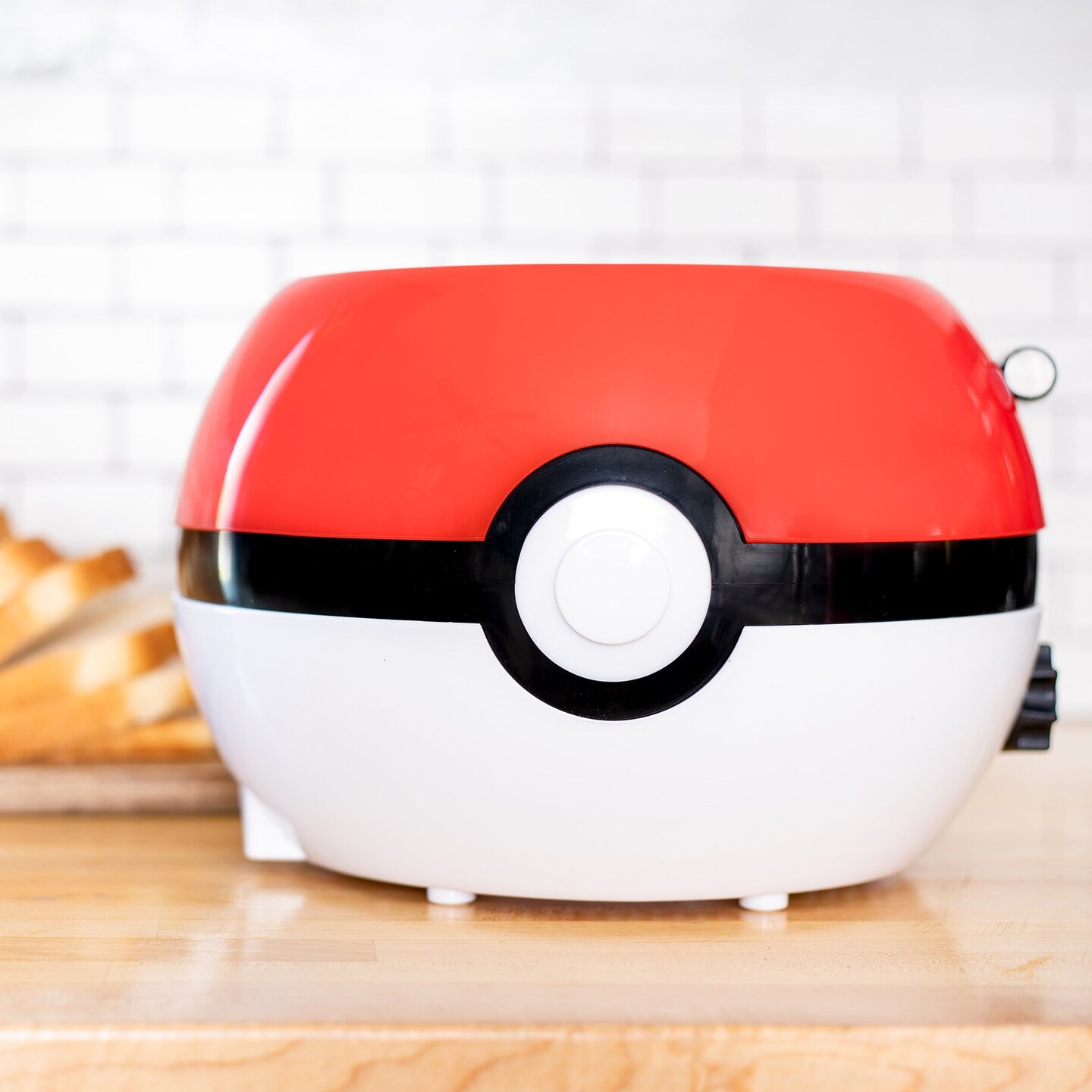 Uncanny Brands Pokemon Pokeball Halo Toaster