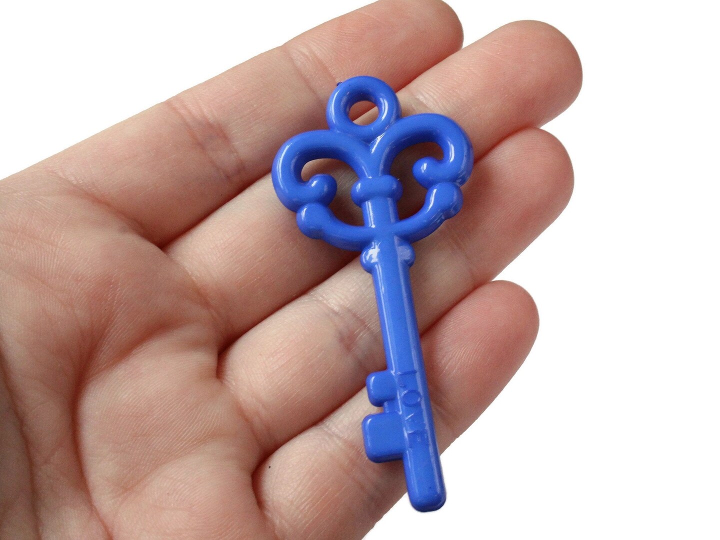 8 62mm Royal Blue Plastic Skeleton Key Charms bL3