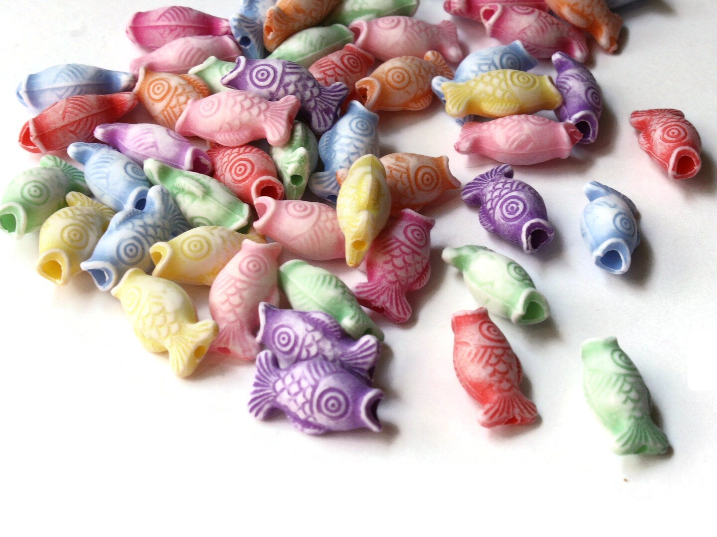 50 17mm Mixed Colors Fish Plastic Beads Loose Miniature Animal Beads