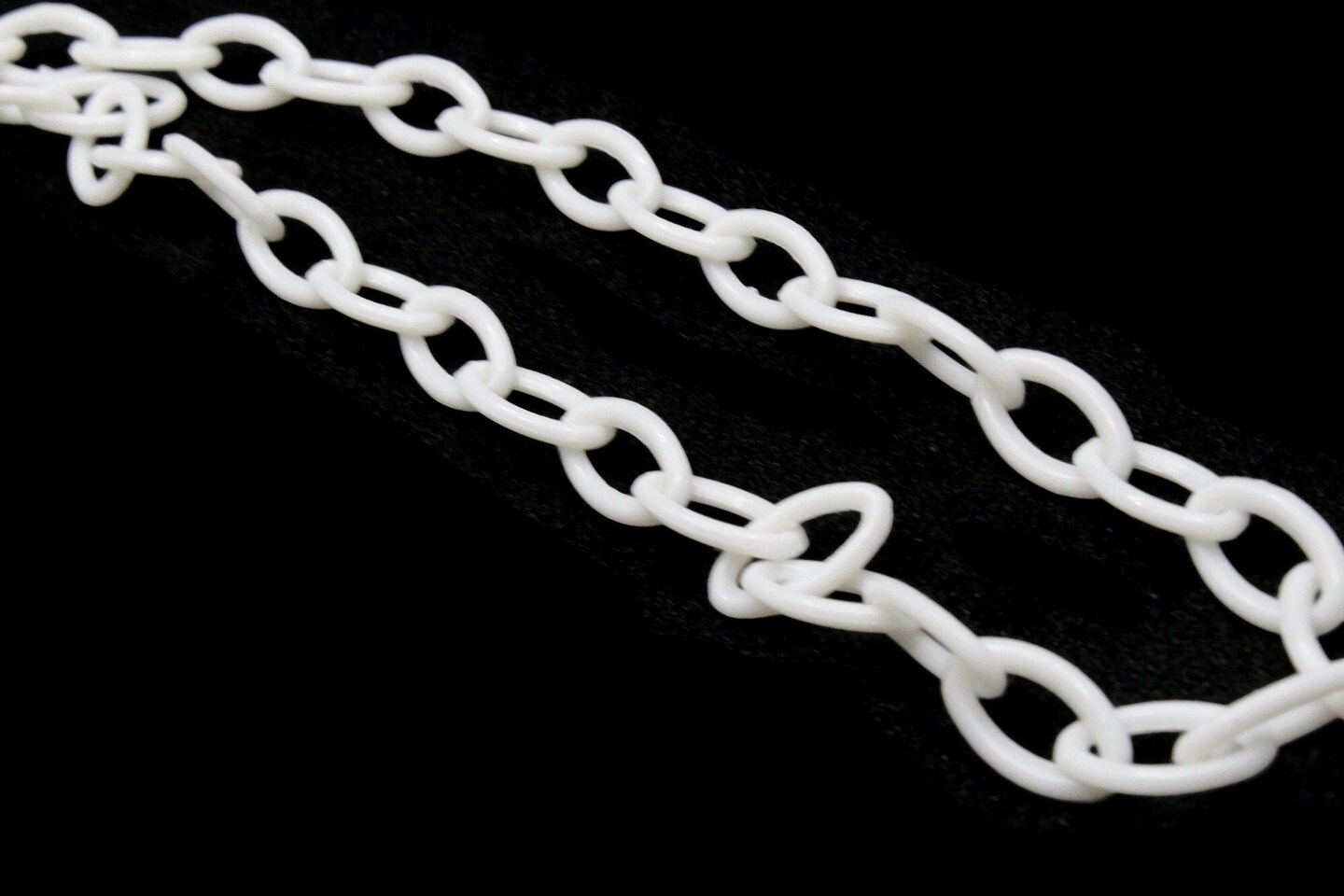 15.75 Inch White Plastic Oval Chain - 40cm chain - 13x8mm links