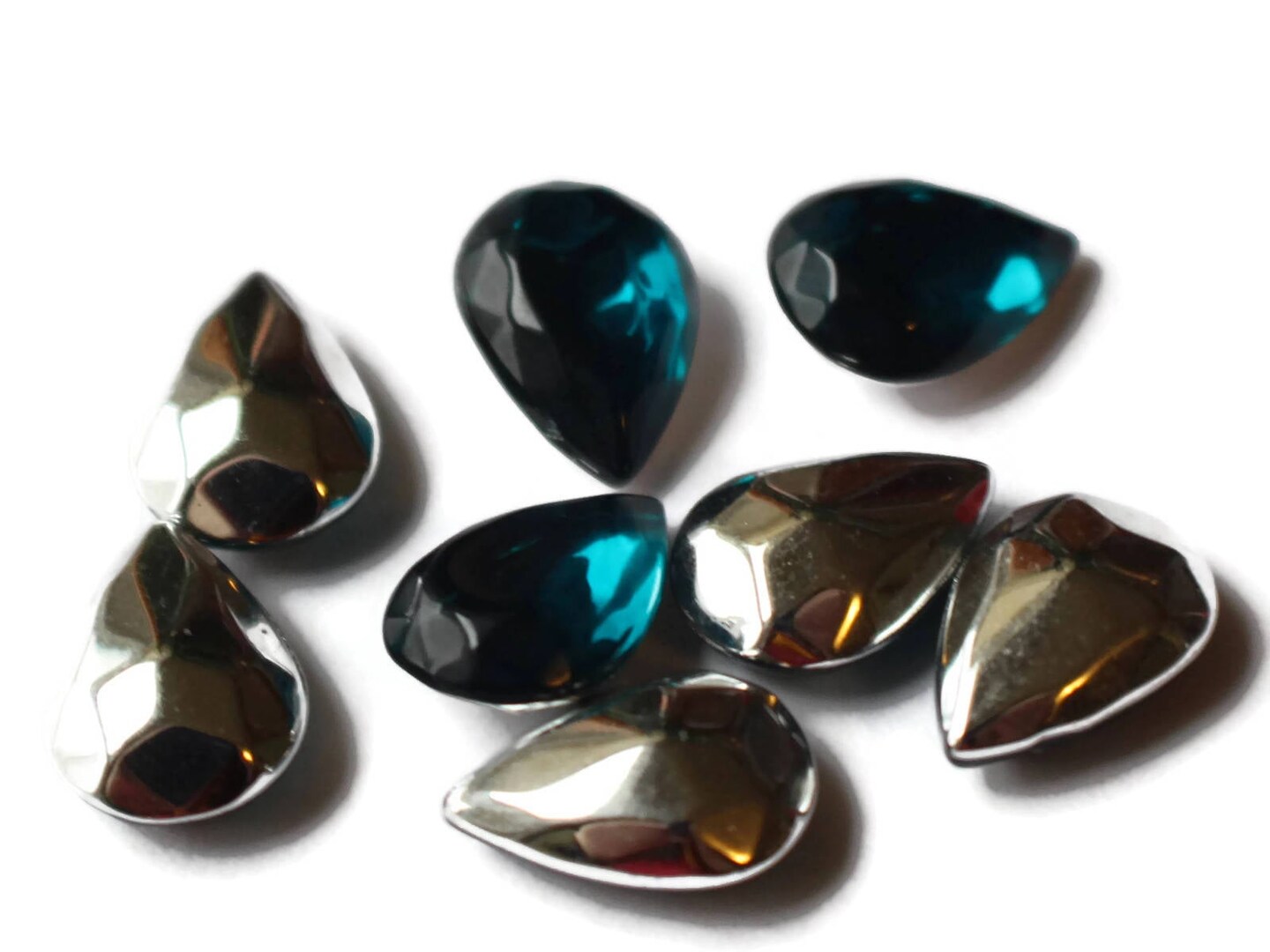 13 15mm x 10mm Emerald Green Teardrop Rhinestones - Pear Shaped Vintage Japanese Lucite Cabochons
