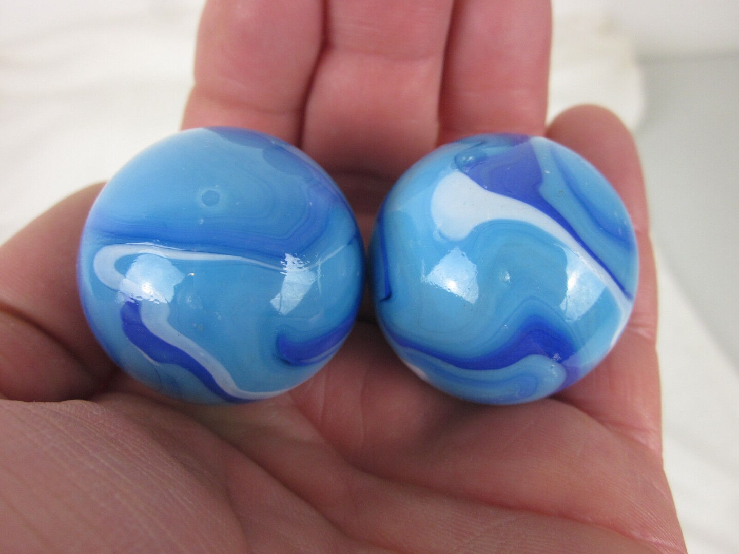 2 Boulders 35mm ICE BLUE Marbles White glass ball large Swirl