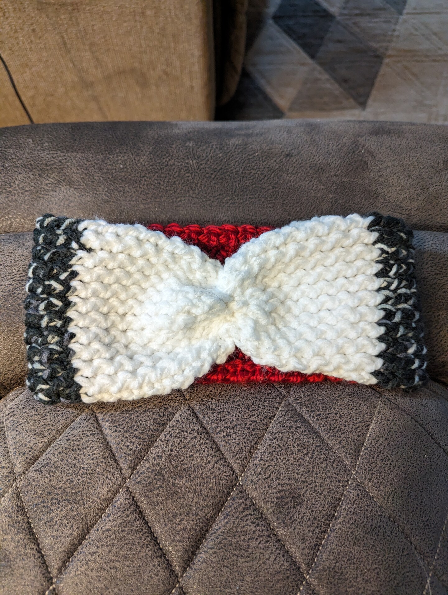 How to Loom Knit a Tri-Color Headband.