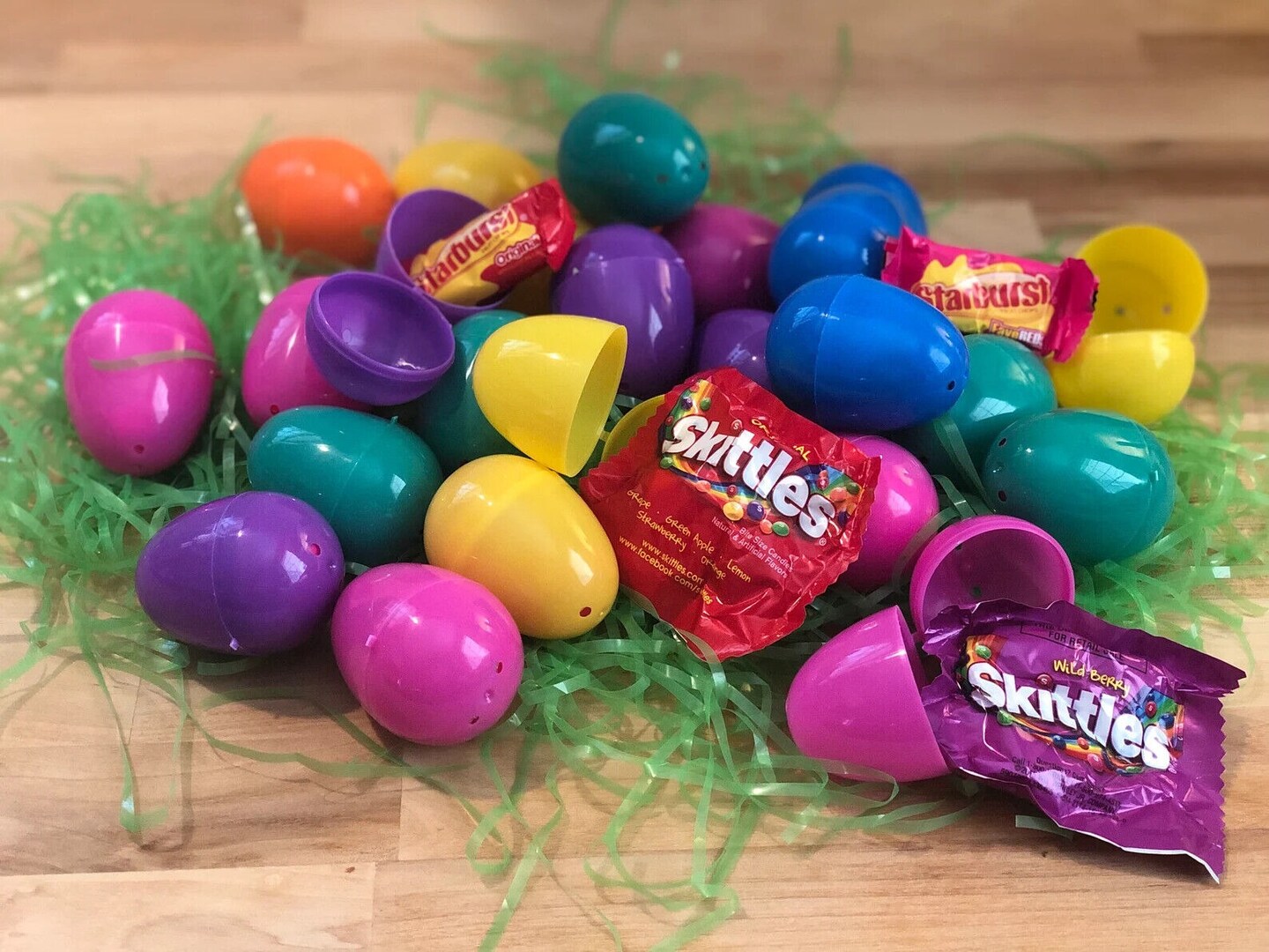 Pre-filled Easter Eggs Egghunt, candy-filled eggs Starbursts and Skittles 50pk