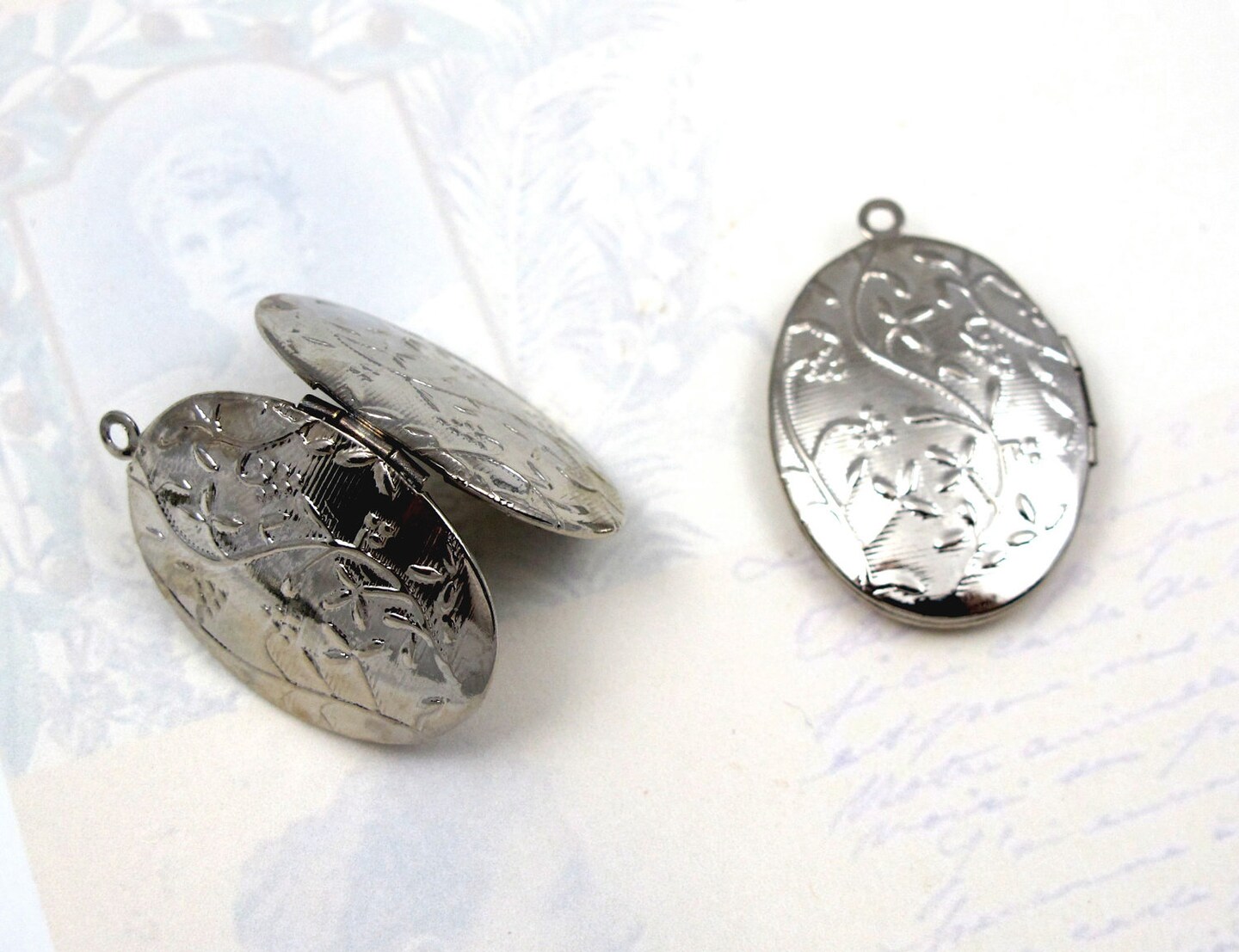 Floral Etched Oval Lockets(2X) (M895)
