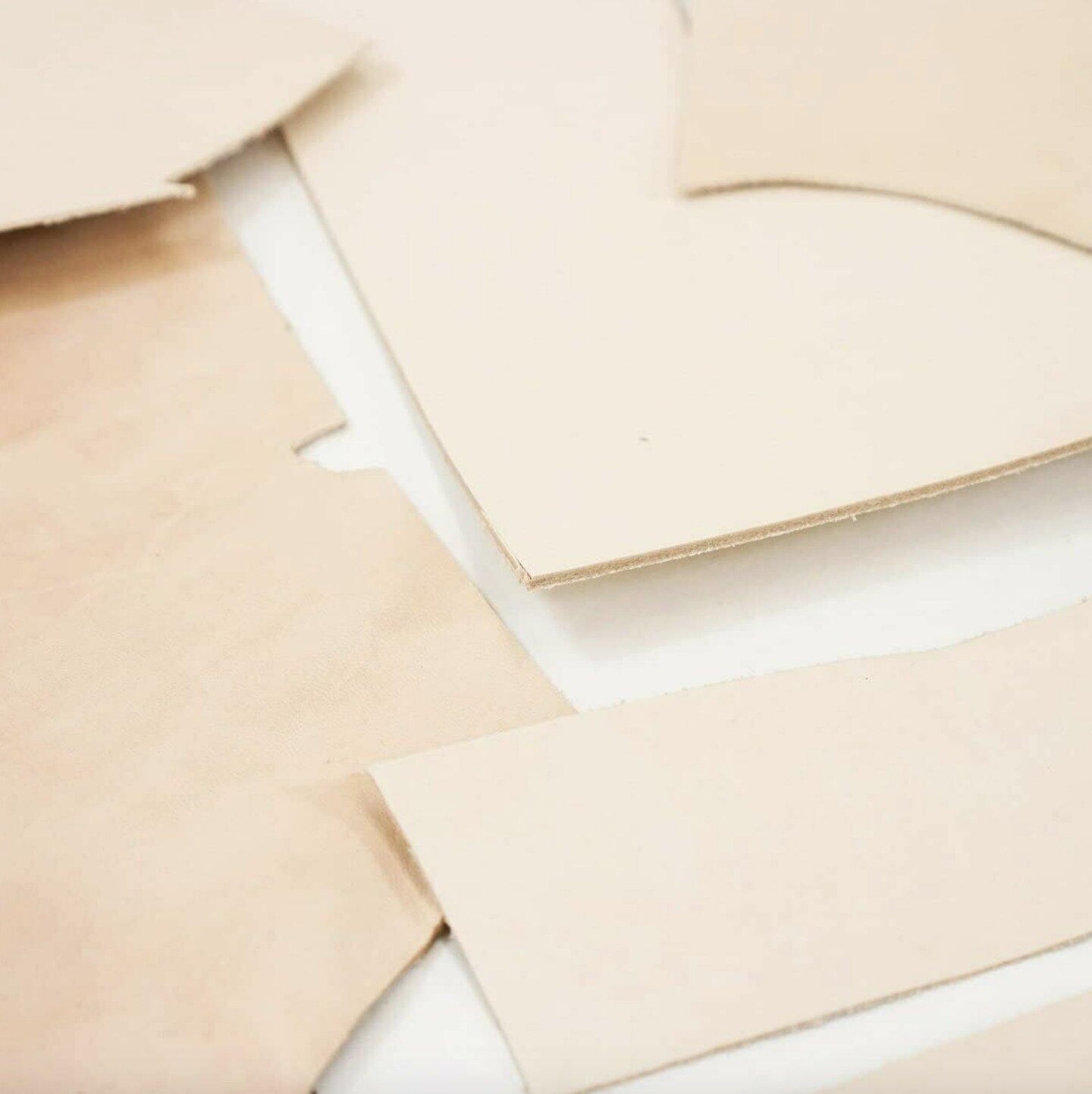 ELW 2 LB Vegetable Tan Tooling Natural Cowhide Leather Scraps Lightweight 3-6 oz. (1-2.4mm) Mixed Bag, Thick Tooling Leather, Leathercraft, Crafting Leather!