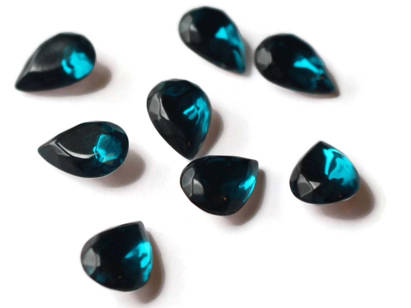 13 15mm x 10mm Emerald Green Teardrop Rhinestones - Pear Shaped Vintage Japanese Lucite Cabochons