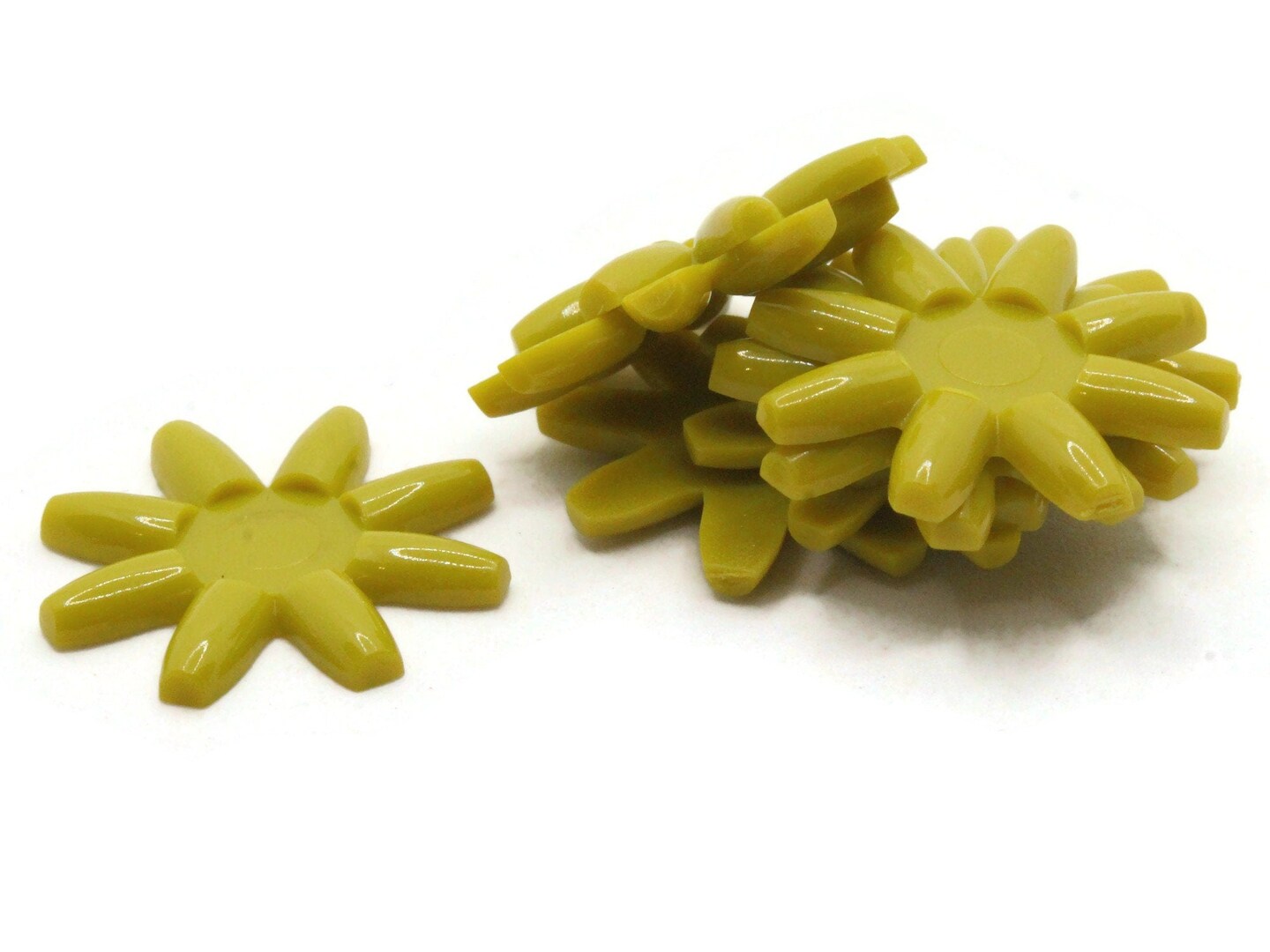 8 29mm Avocado Green Flower Vintage Plastic Cabochons   10mm Cabochon Trays