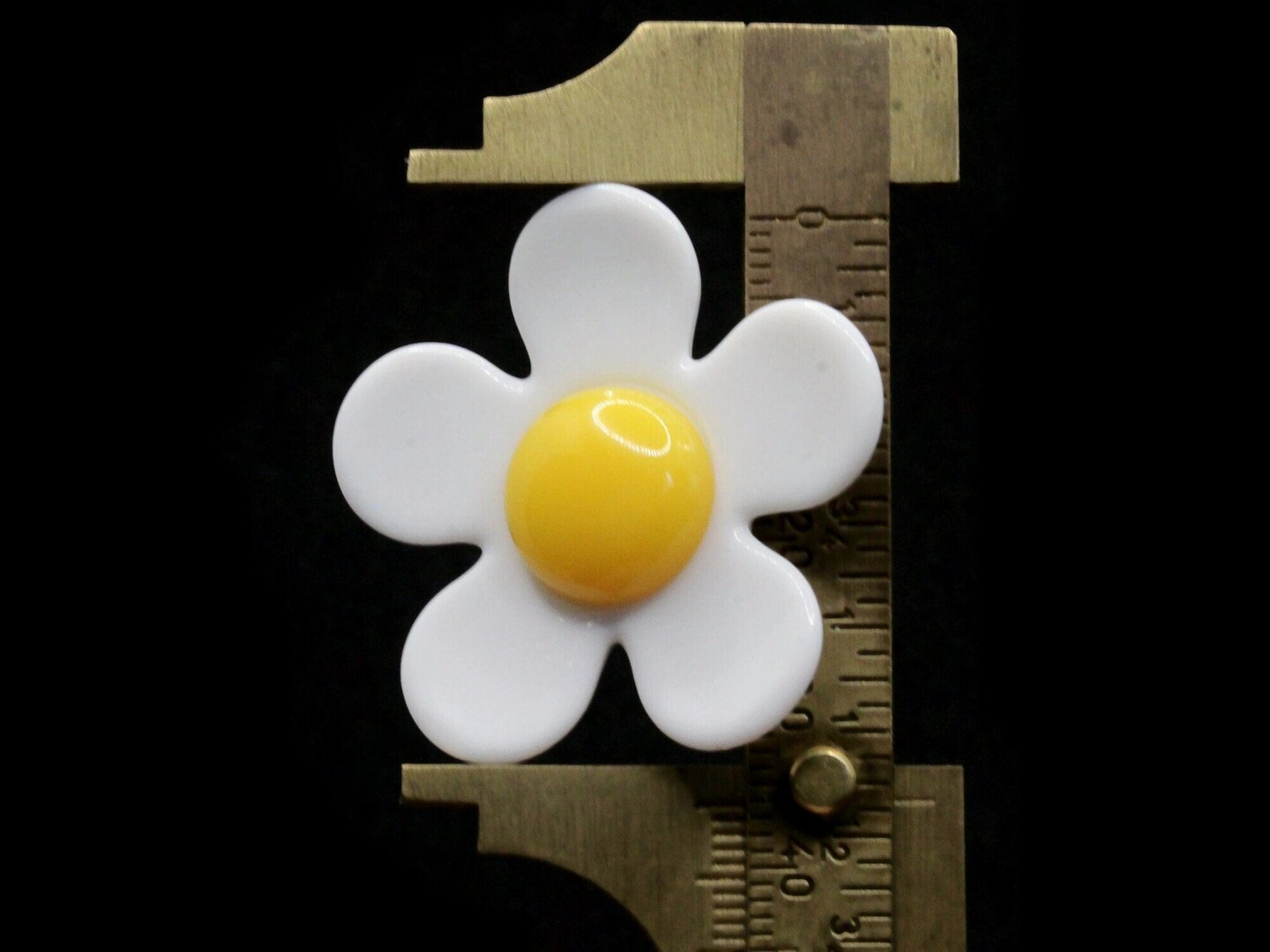 5 36mm White and Yellow Daisy Large Plastic Flower Beads