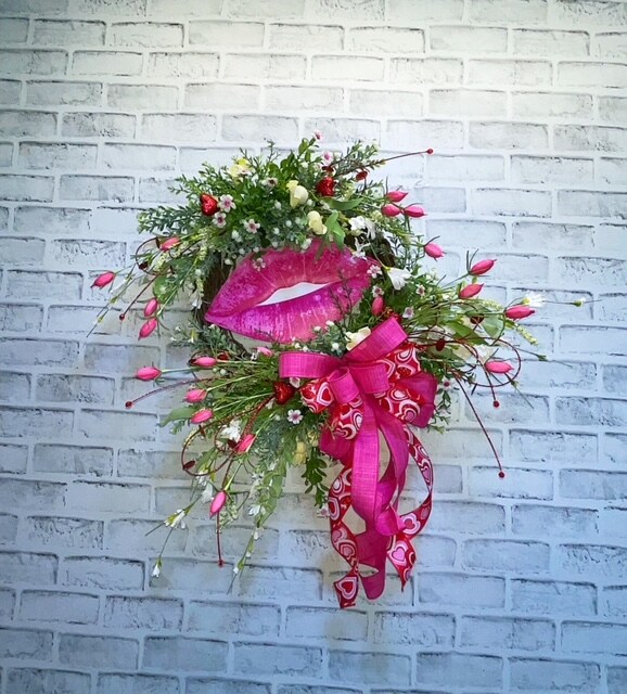 Valentine Wreath, Pink Valentines Day Wreath, Hot Pink Lips