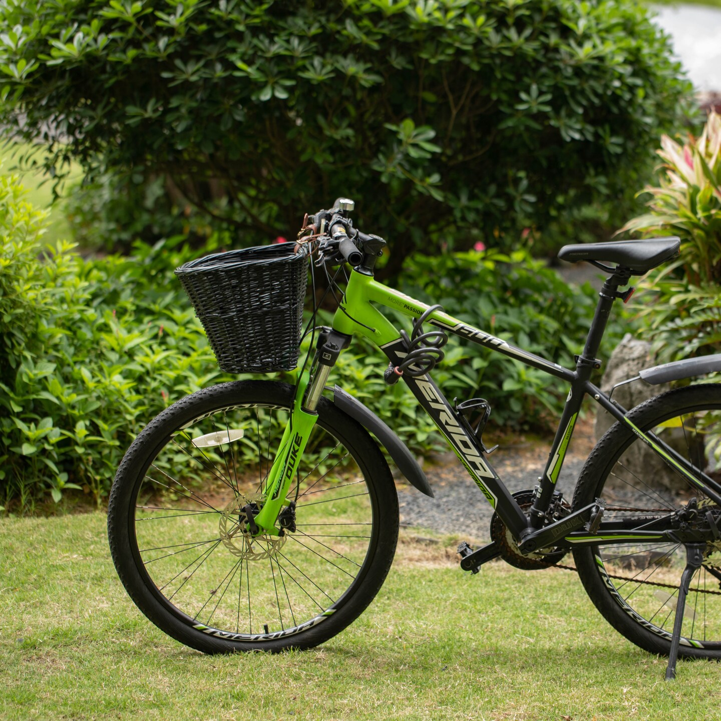 Wicker Front Cargo Bike Basket - Perfect for Riders of All Ages and Genders - for Beach Cruiser, Stationary Bike, E-bike, or Road Bike with Stylish Faux Leather Straps