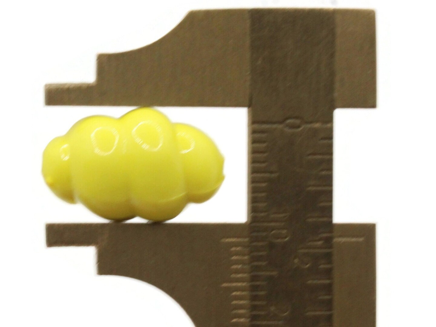 30 18mm Yellow Plastic Twisted Oval Beads
