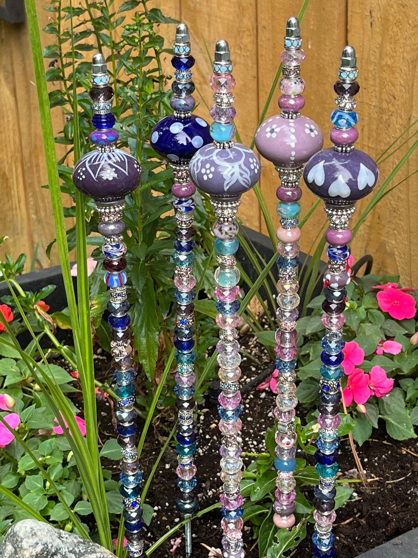 暗闇で光る 【 夜光蝶 と 花 の アシンメトリー サクラ ピアス