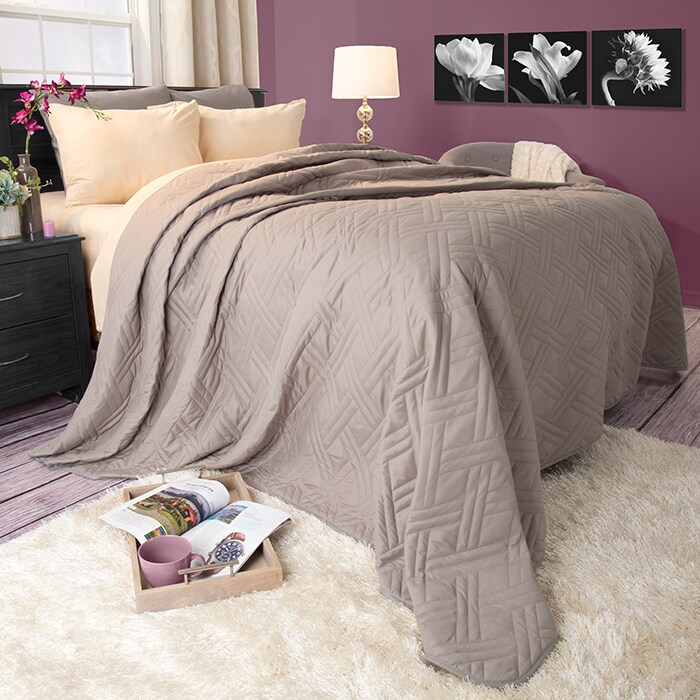 Lavish Home Twin Bed Quilt Solid Color Silver Lightweight Polyester 65X86 Inches