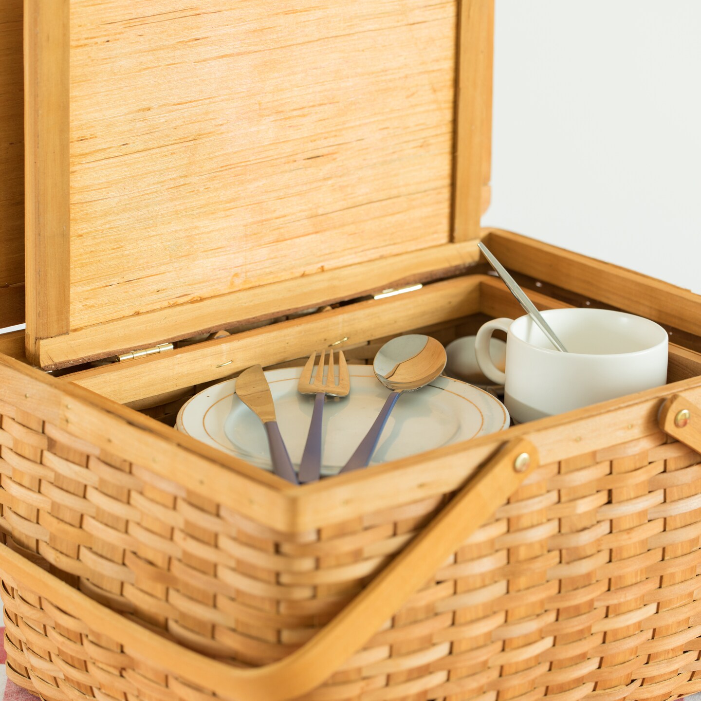 Woodchip Picnic Storage Basket with Cover and Movable Handles
