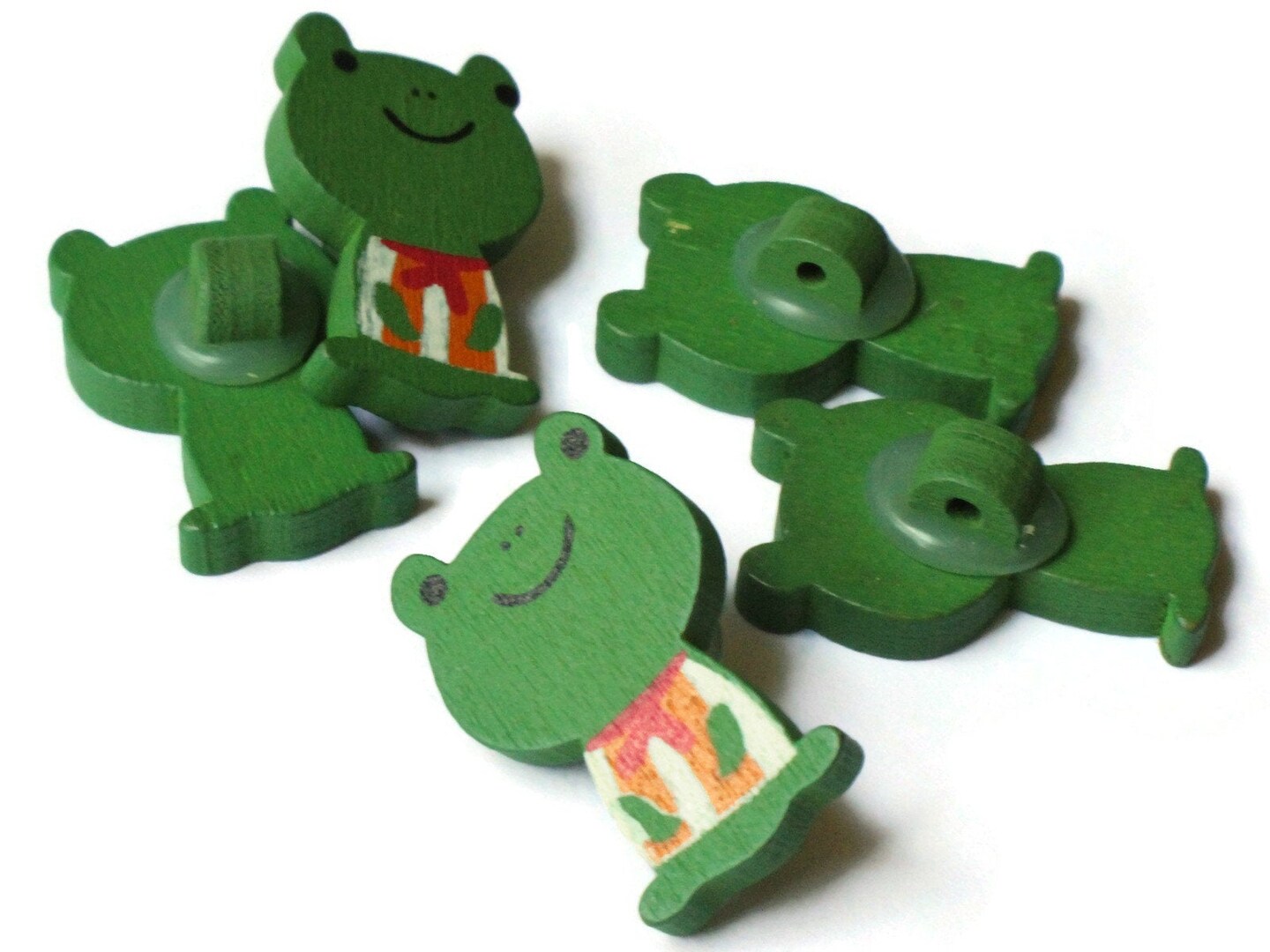 5 26mm Green Frog Wooden Shank Buttons