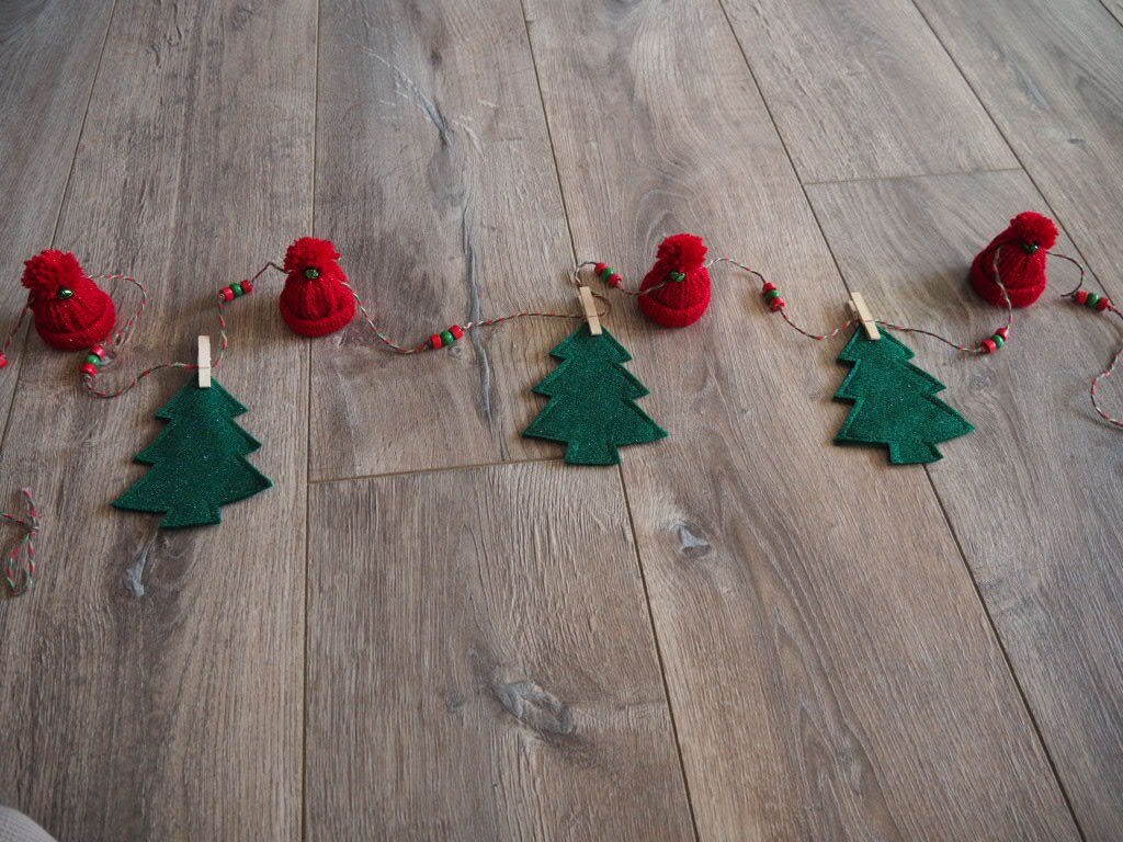 Felt Garland Christmas Banner Holiday Decoration Winter Bunting Mantle Decor Snow hats Trees