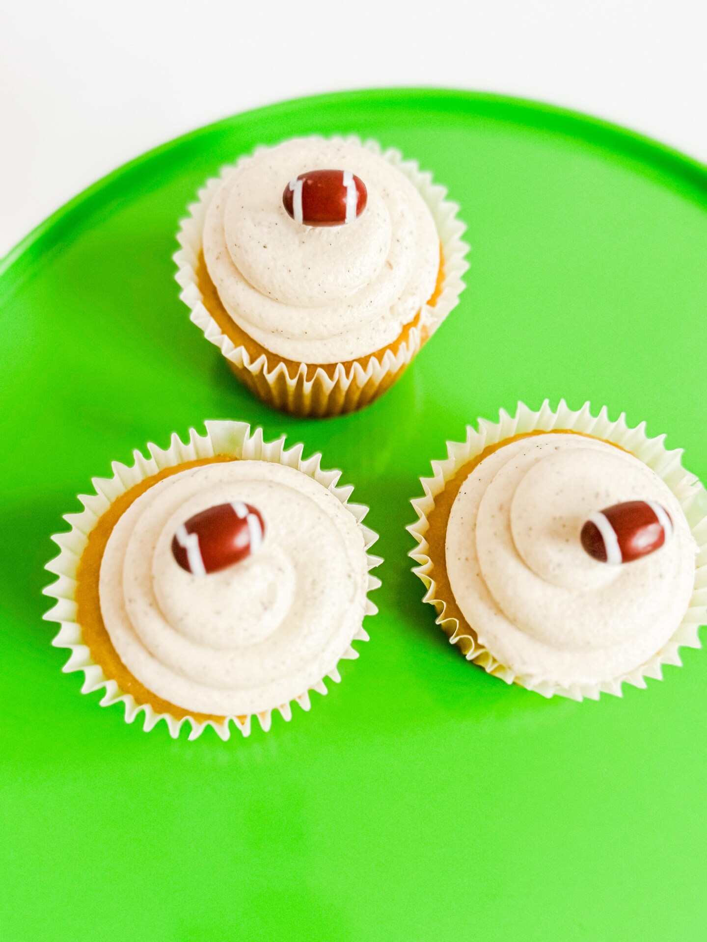 Bright Kelly Green Melamine Cake Stand – 11.5" Cupcake & Dessert Display for Parties, Events & Celebrations