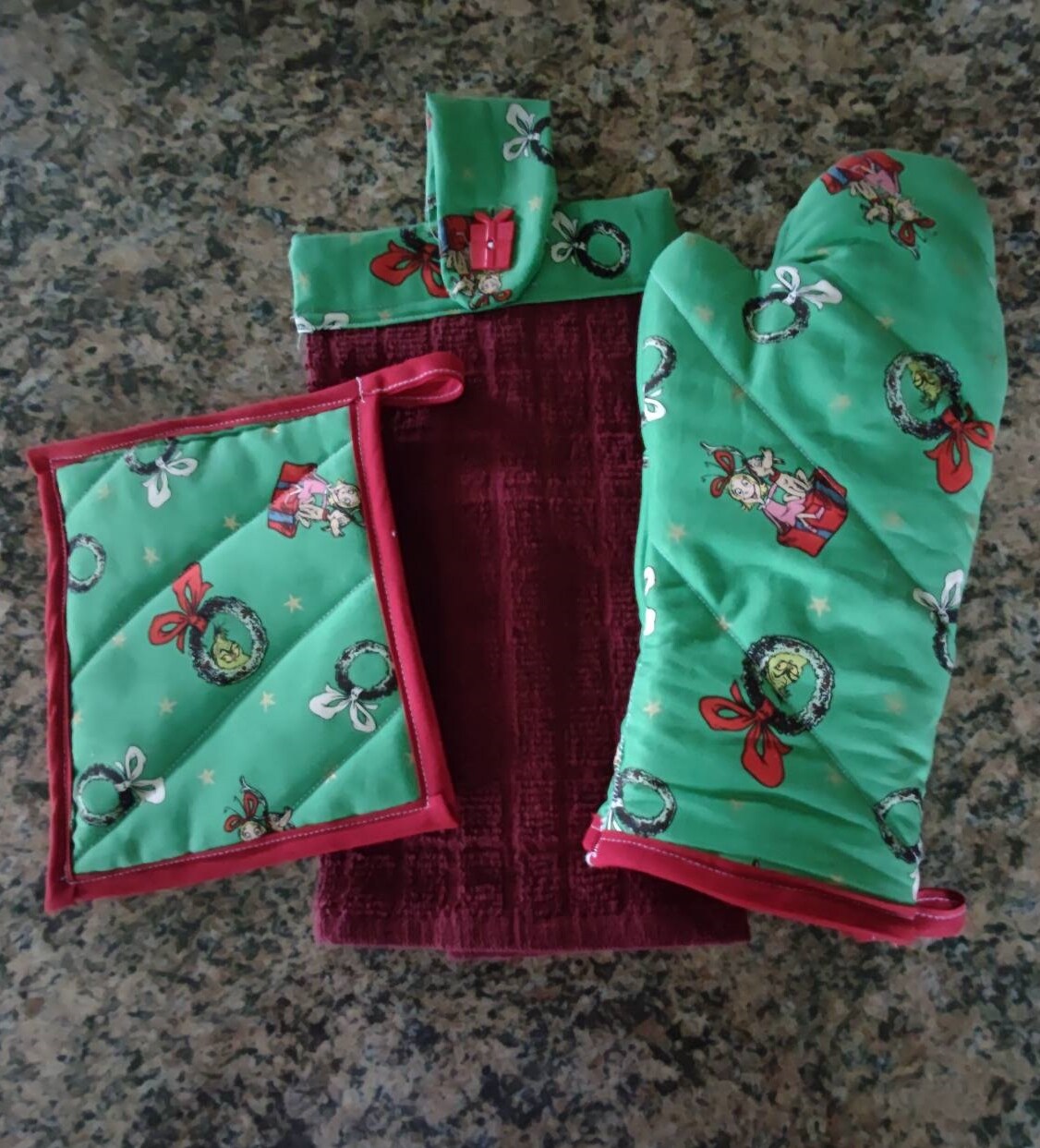 The Grinch™ Oven Mitt & Potholder Set