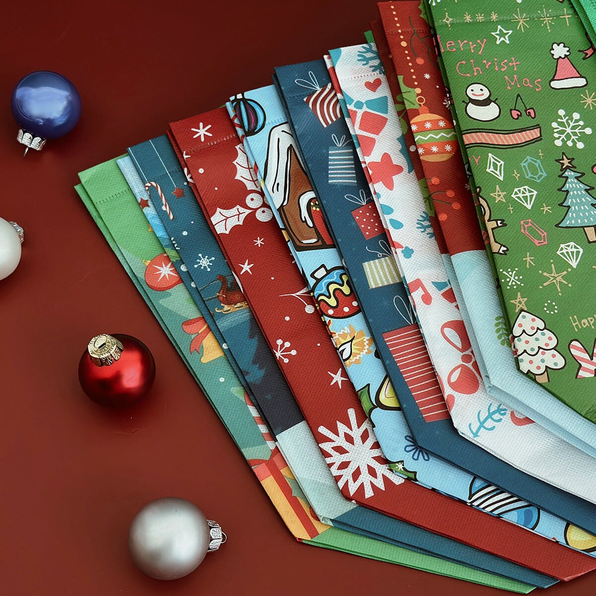 Wrapables Non-Woven Reusable Christmas Holidays Gift Bags with Handles for Gift Wrap, Parties, Favors and Treats (Set of 8)