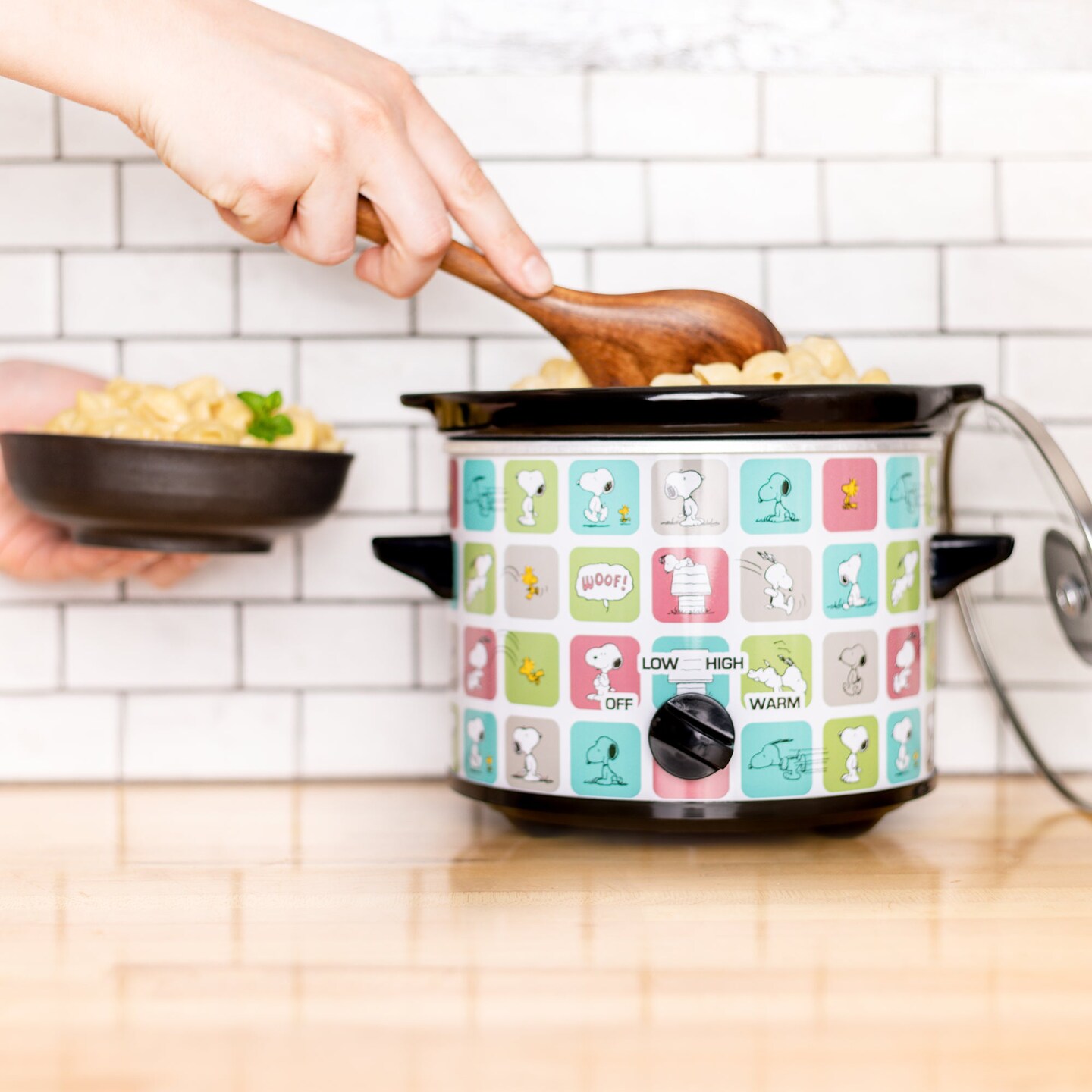 Uncanny Brands Peanuts Snoopy &#x26; Woodstock 2 Quart Slow Cooker