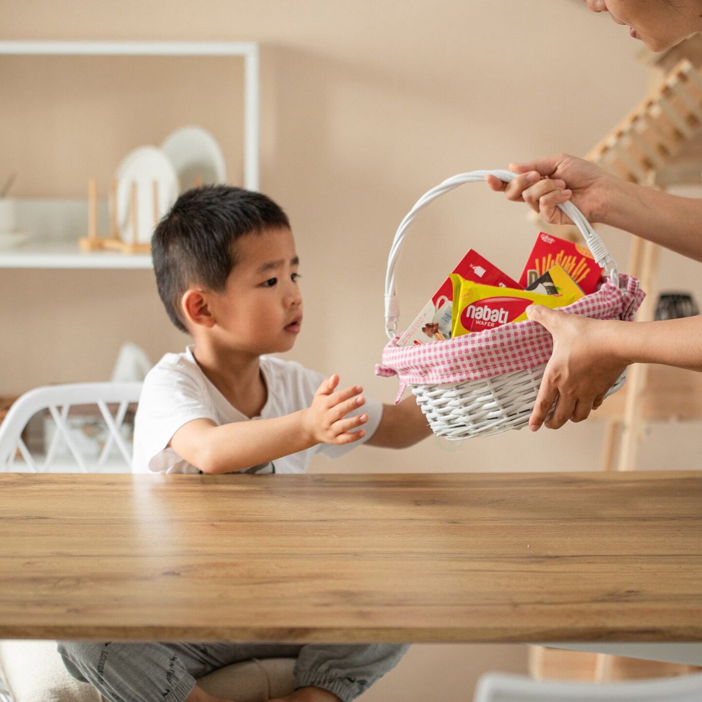 Traditional White Round Willow Gift Basket with Gingham Liner and Sturdy Foldable Handles, Food Snacks Storage Basket