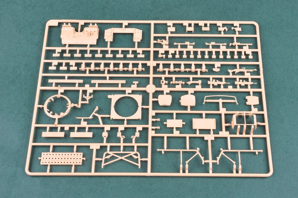HobbyBoss  1/35 LAND ROVER WMIK     W/MILAN ATGM Plastic Model