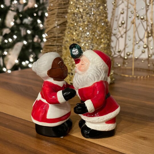 Ceramic Interracial Santa Claus and Mrs. Claus Salt and Pepper Shakers, Gift for Her, Gift for Mom, Kitchen D&#xE9;cor, Christmas D&#xE9;cor