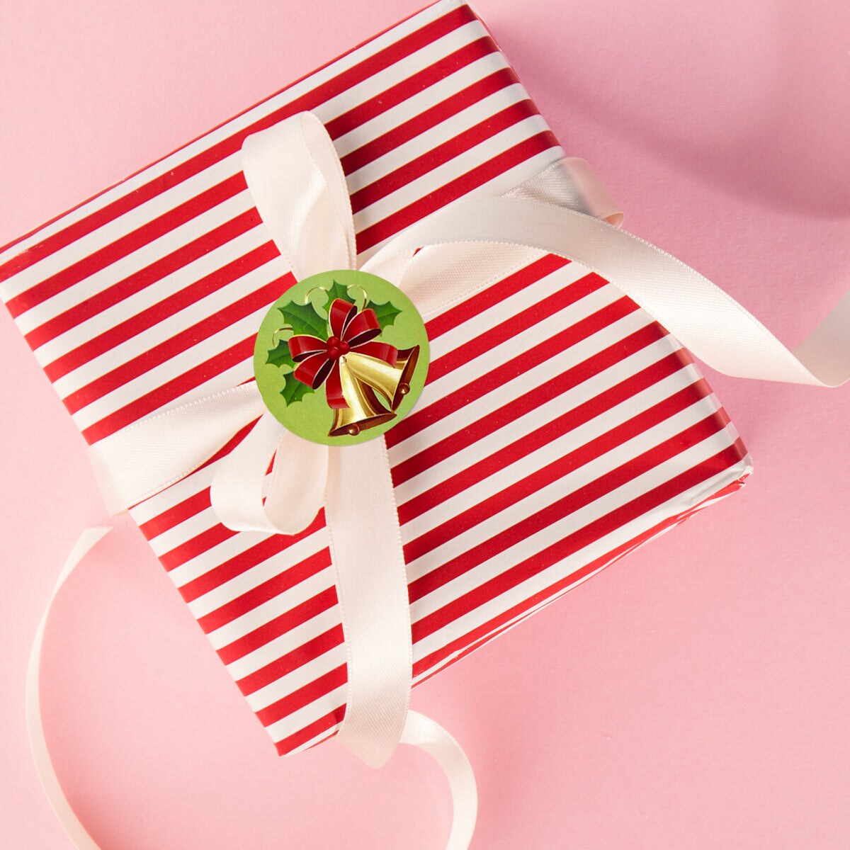 Wrapables Christmas Stickers Label Roll, Holiday Stickers for Sealing Cards, Envelopes, Gift Boxes, Festive Party Favors (500 pcs)