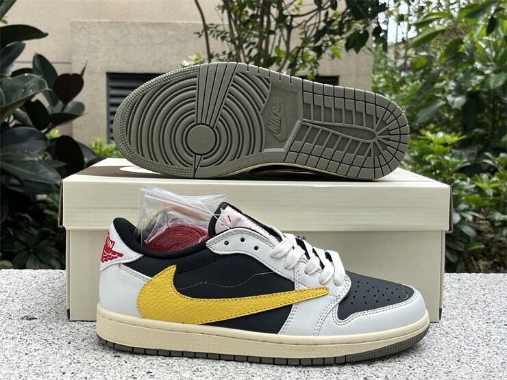 Air Jordan 1 Retro Low OG SP x Travis Scott x Reverse Beige