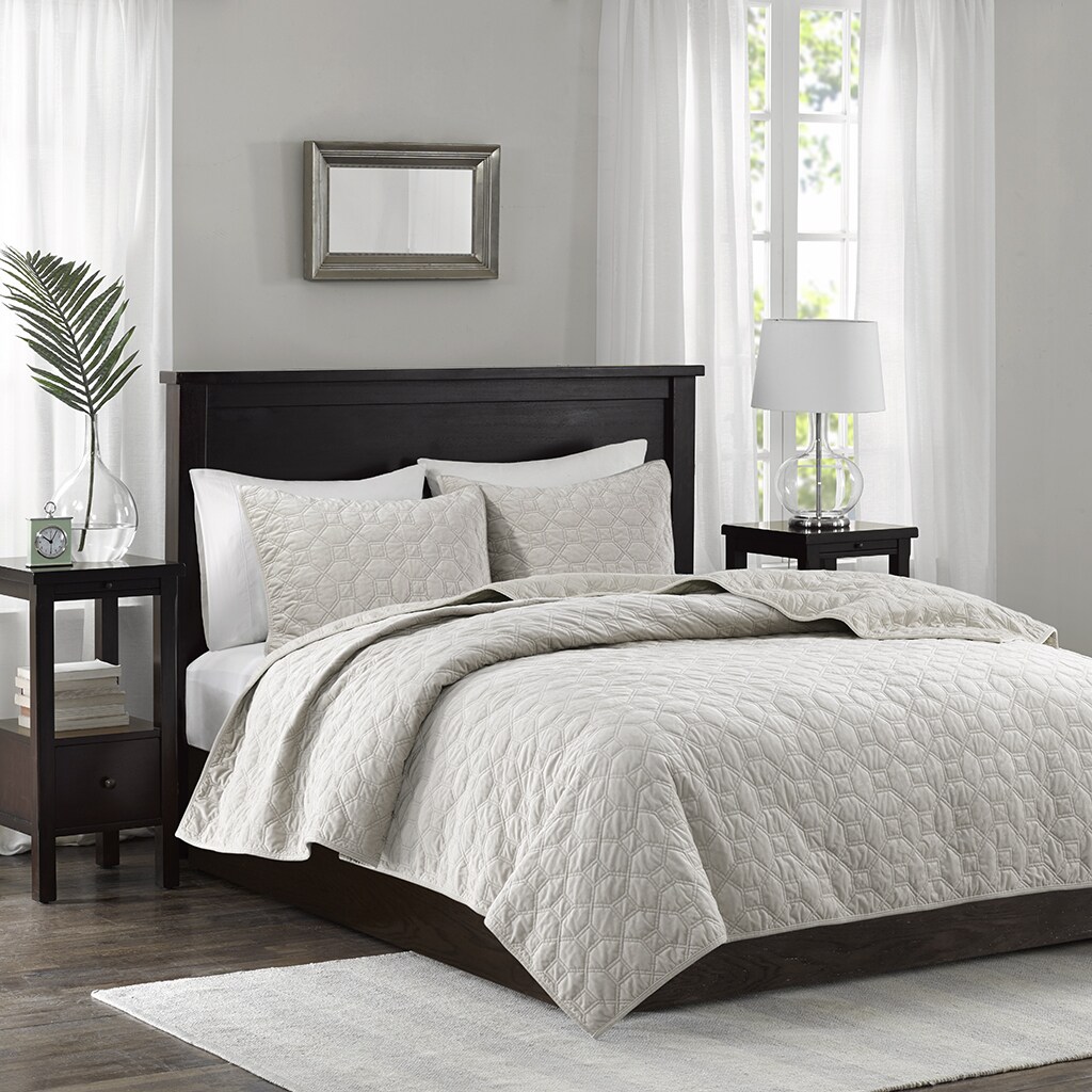 Gracie Mills   3 Piece Velvet Quilt Set