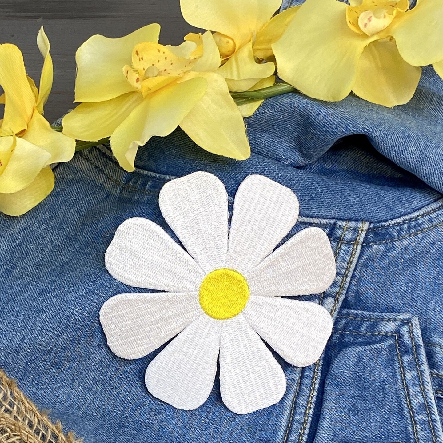4&#x22; White Daisy Flower with Yellow Pistil, Embroidered, Iron on Patch