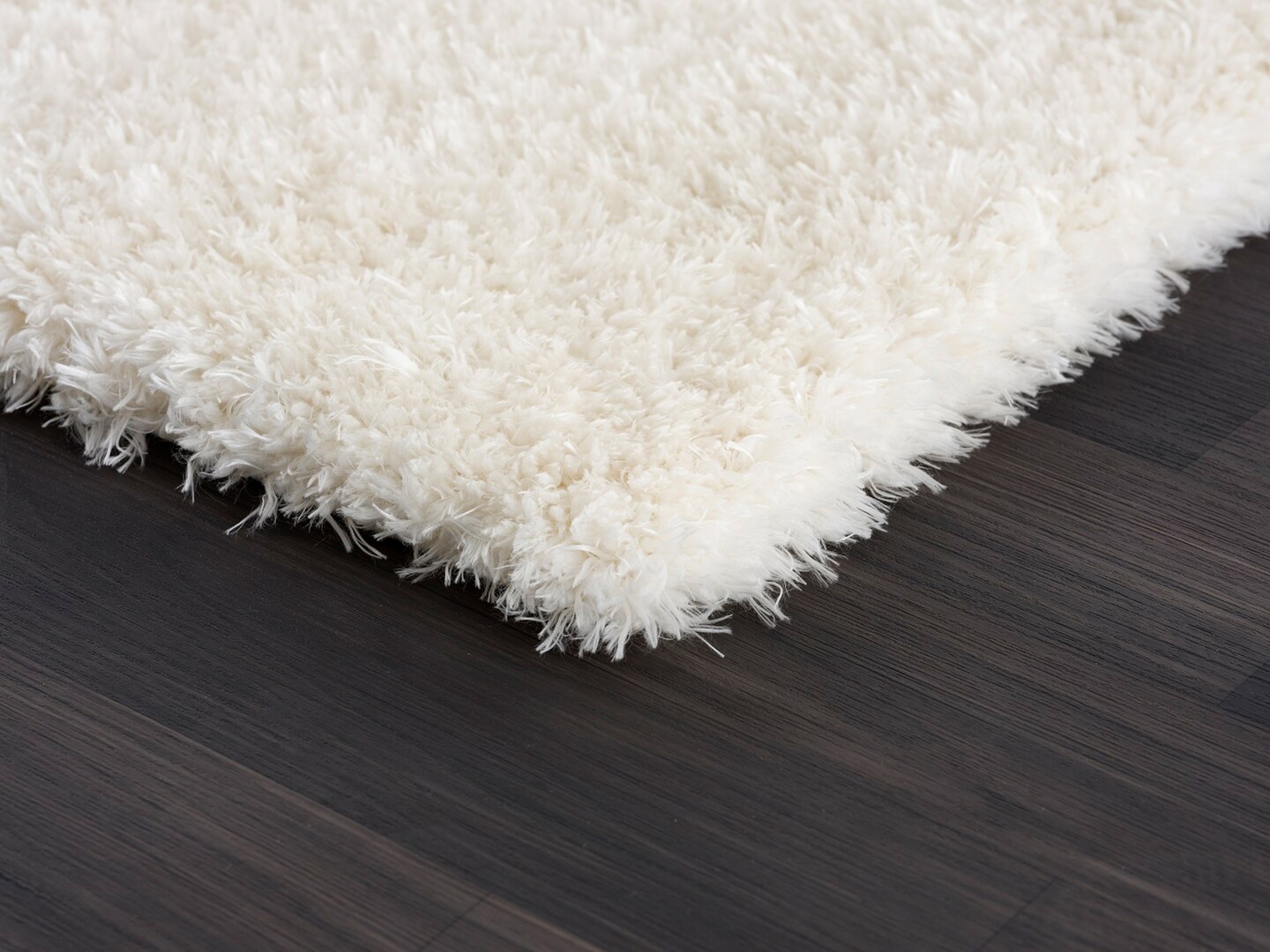 L&#x27;baiet Malibu Collection Polyester Julia White Shag 2 ft. x 3 ft. Scatter Area Rug