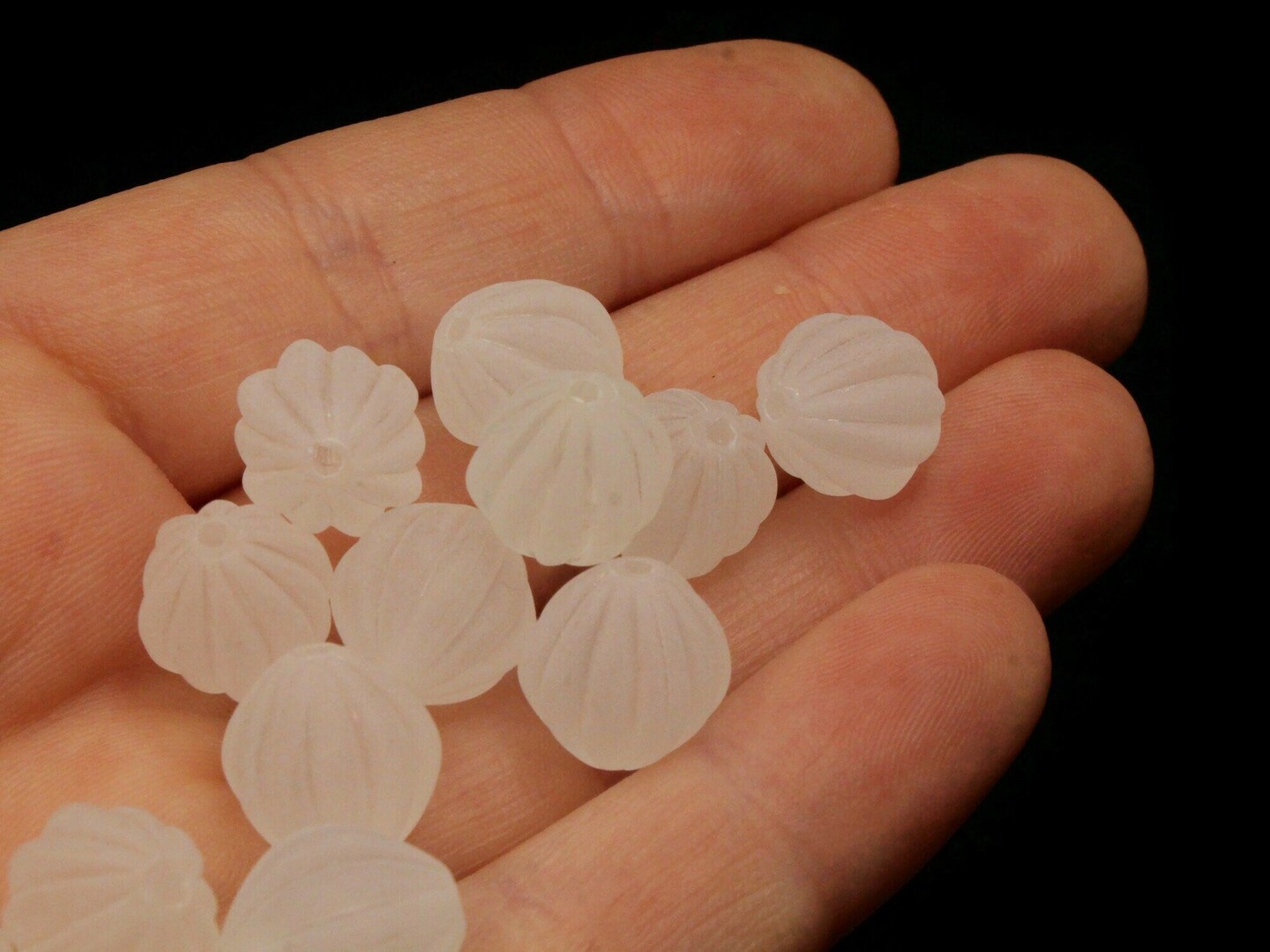 20 13mm Fluted Round White Vintage Frosted Acrylic Beads