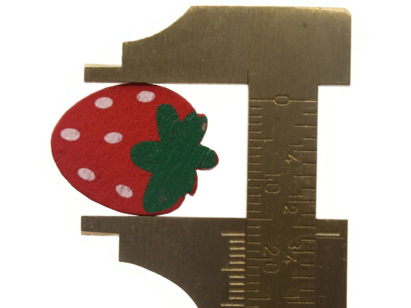 8 21mm Red Wooden Strawberry Shank Buttons