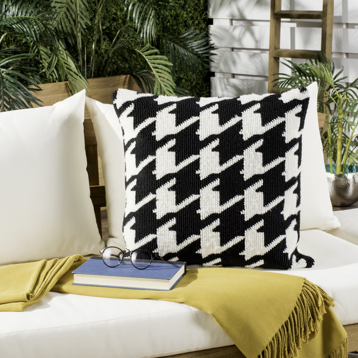Safavieh Hanne Houndstooth Pillow Black / White Home Decor Throw Soft Cushion