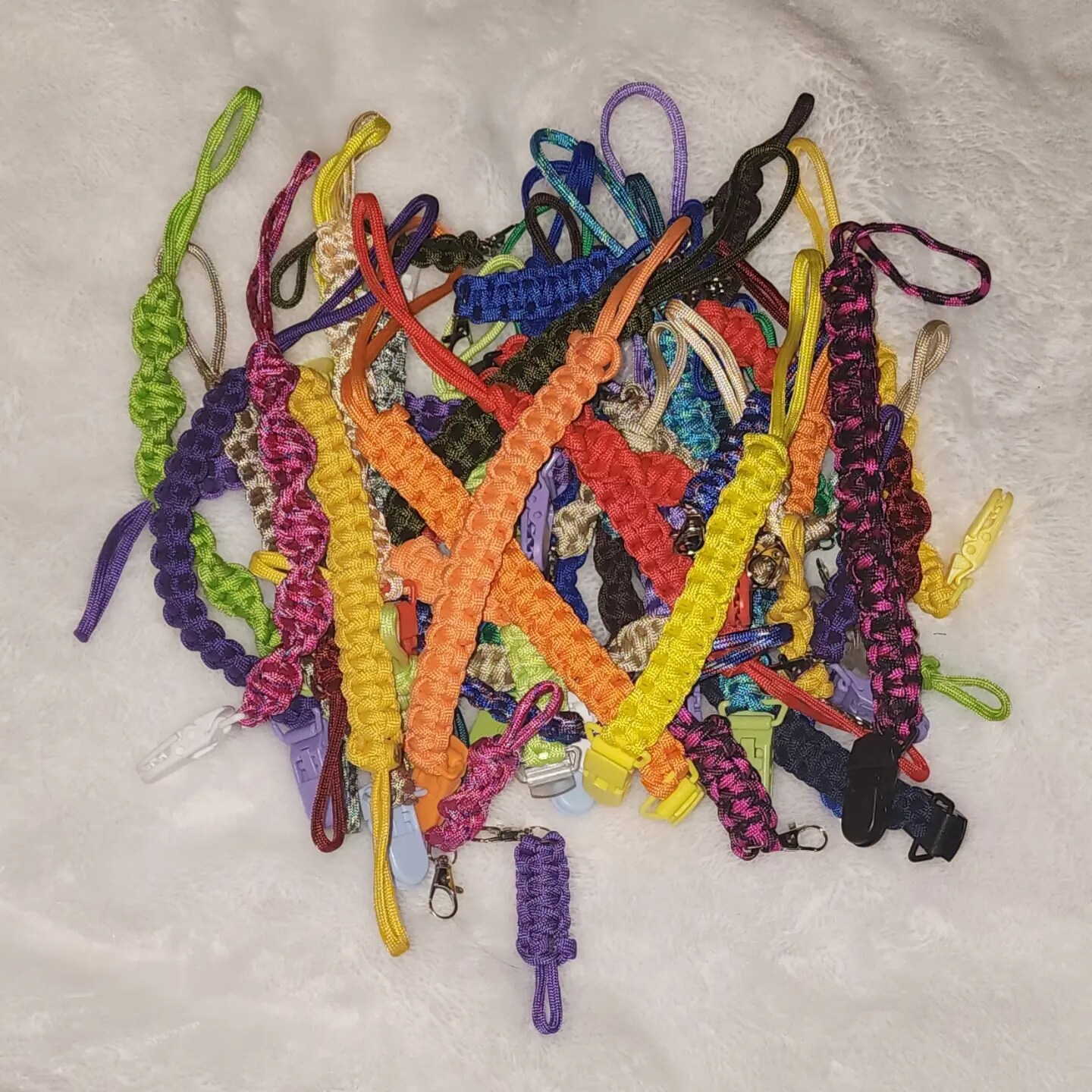 How-To name is Paracord pacifier clip