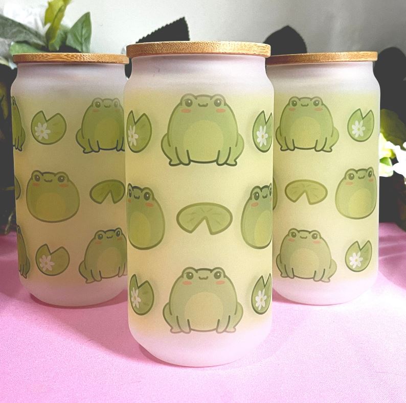 Green Froggy Cup Iced Coffee Glass, Glass Can with Bamboo Lid and straw,  Cute, Kawaii Cup, Green, Nature, Froggy, Frog, Lily, 18oz, Cup