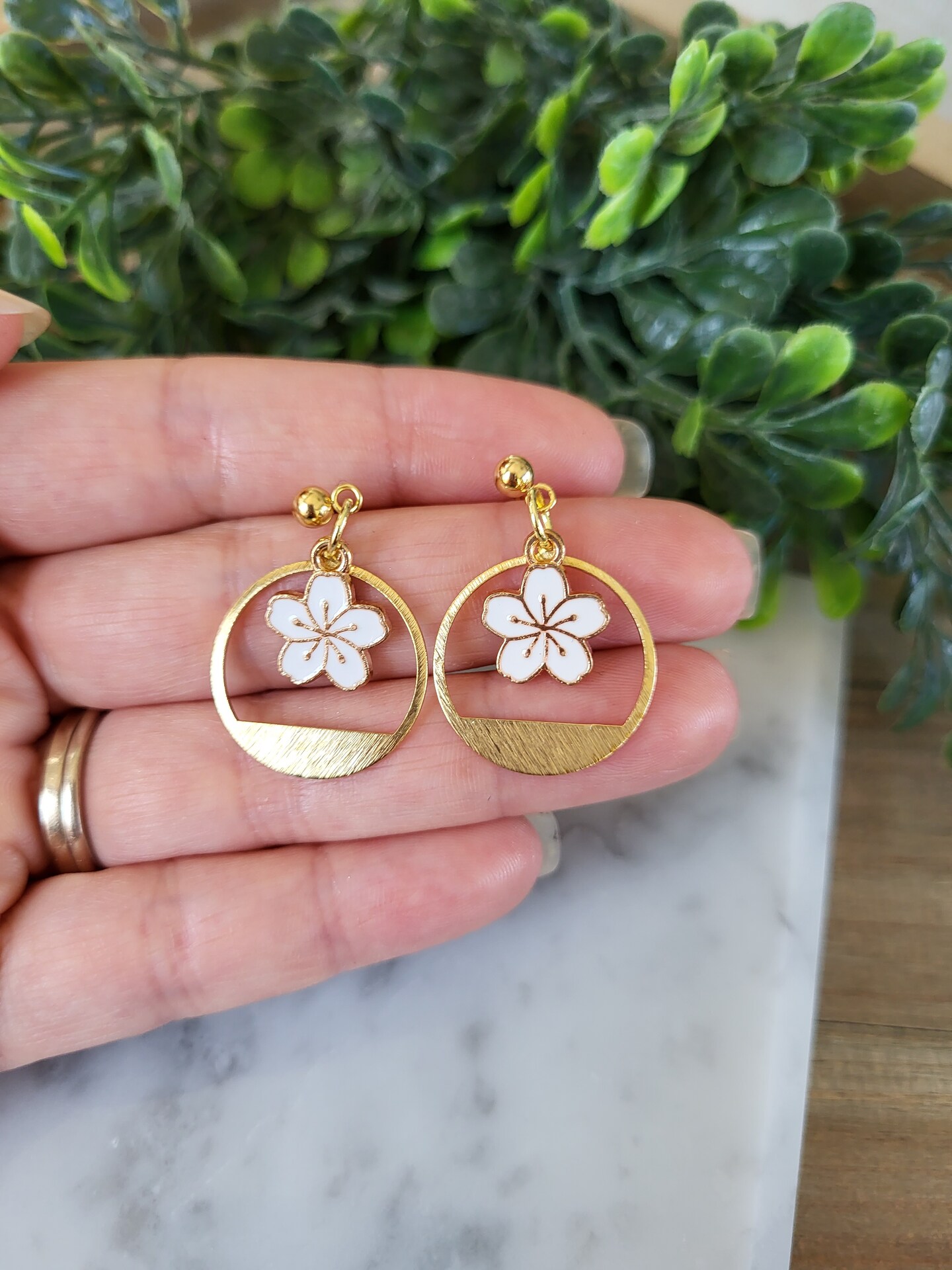 Minimalist Flower Earrings, White Flower Earrings, Floral Earrings, Dangle Earrings, Boho Earrings, Gold Earrings, Modern Style, Lightweight