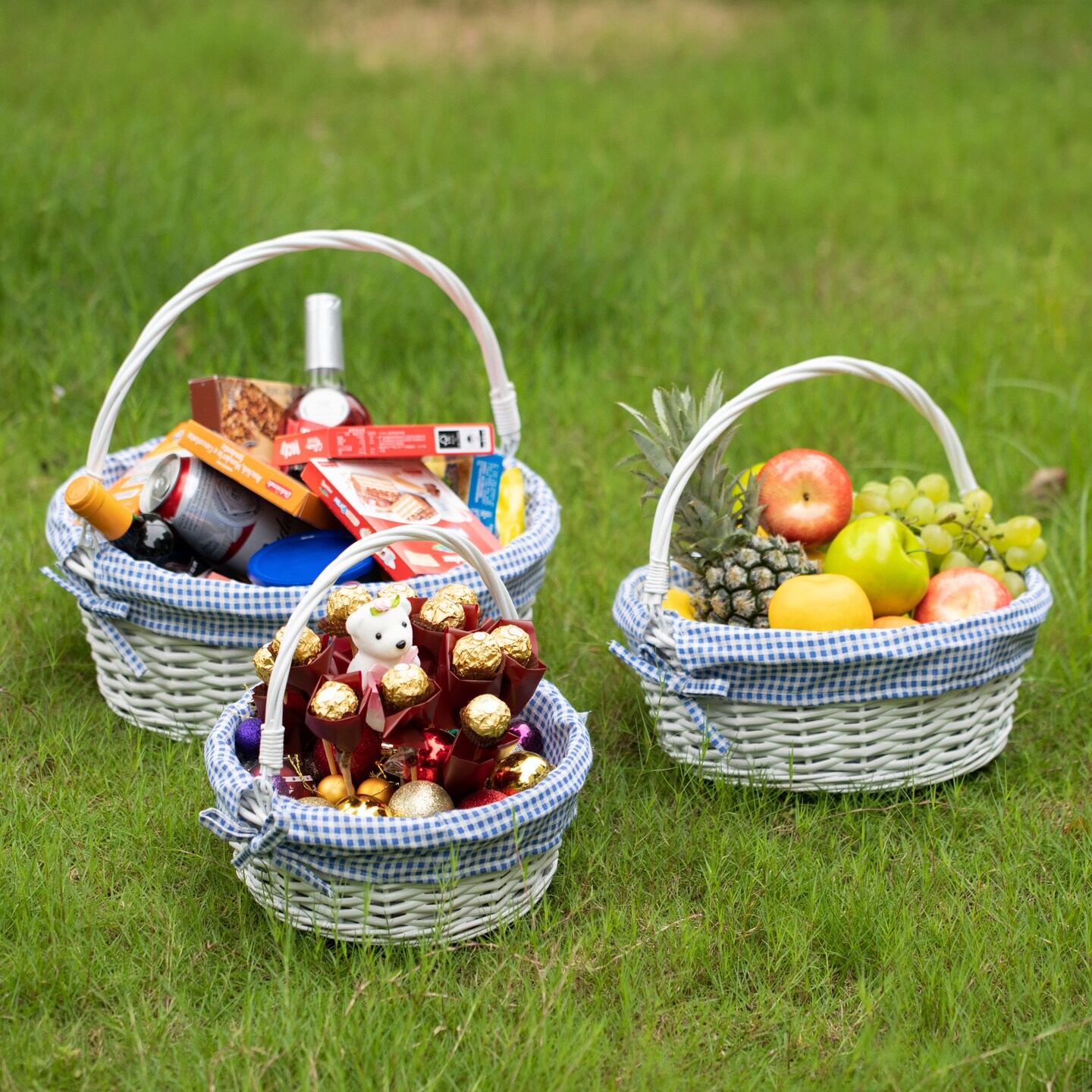 Traditional White Round Willow Gift Basket with Gingham Liner and Sturdy Foldable Handles, Food Snacks Storage Basket