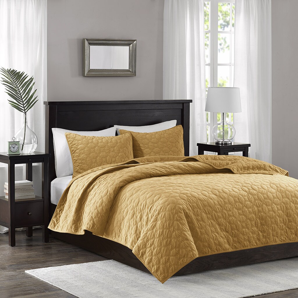 Gracie Mills   3 Piece Velvet Quilt Set