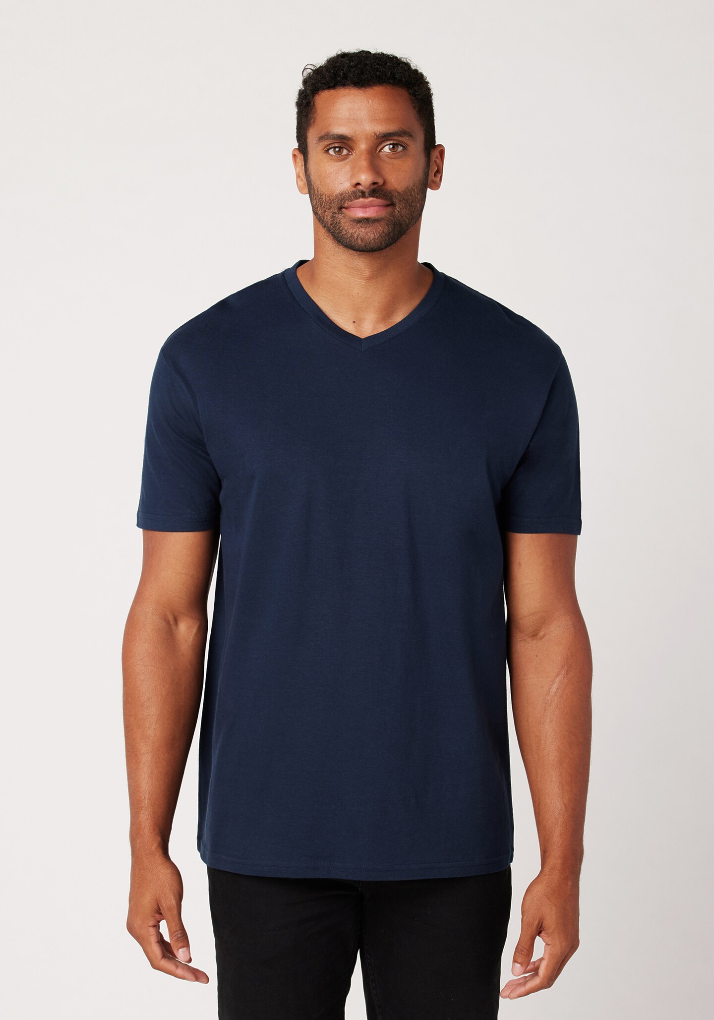 MEN&#x27;S V-NECK T-SHIRT