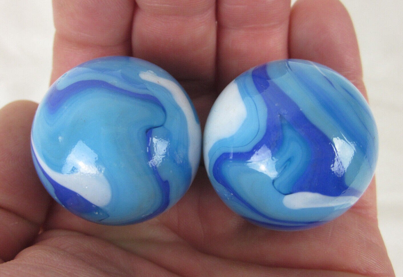 2 Boulders 35mm ICE BLUE Marbles White glass ball large Swirl