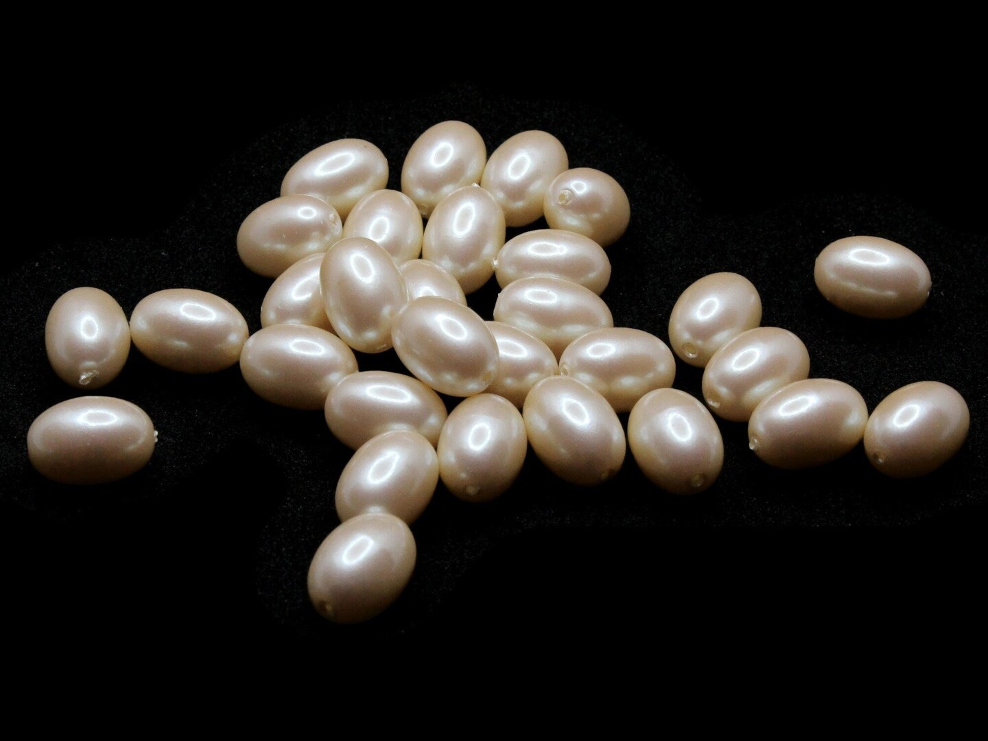 30 13mm Oval Vintage Cultura Pearl Beads